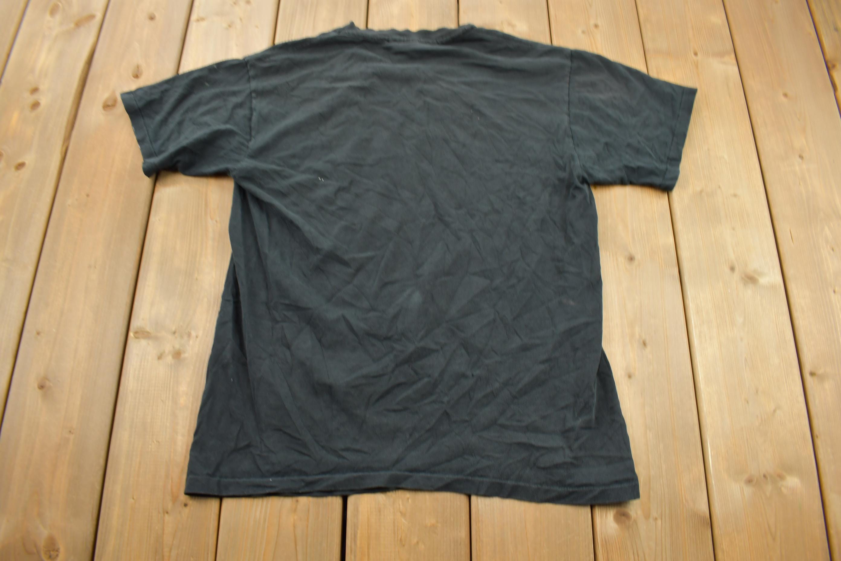 Vintage 1990s Wild Earth Wolf Theme Graphic T-Shirt
