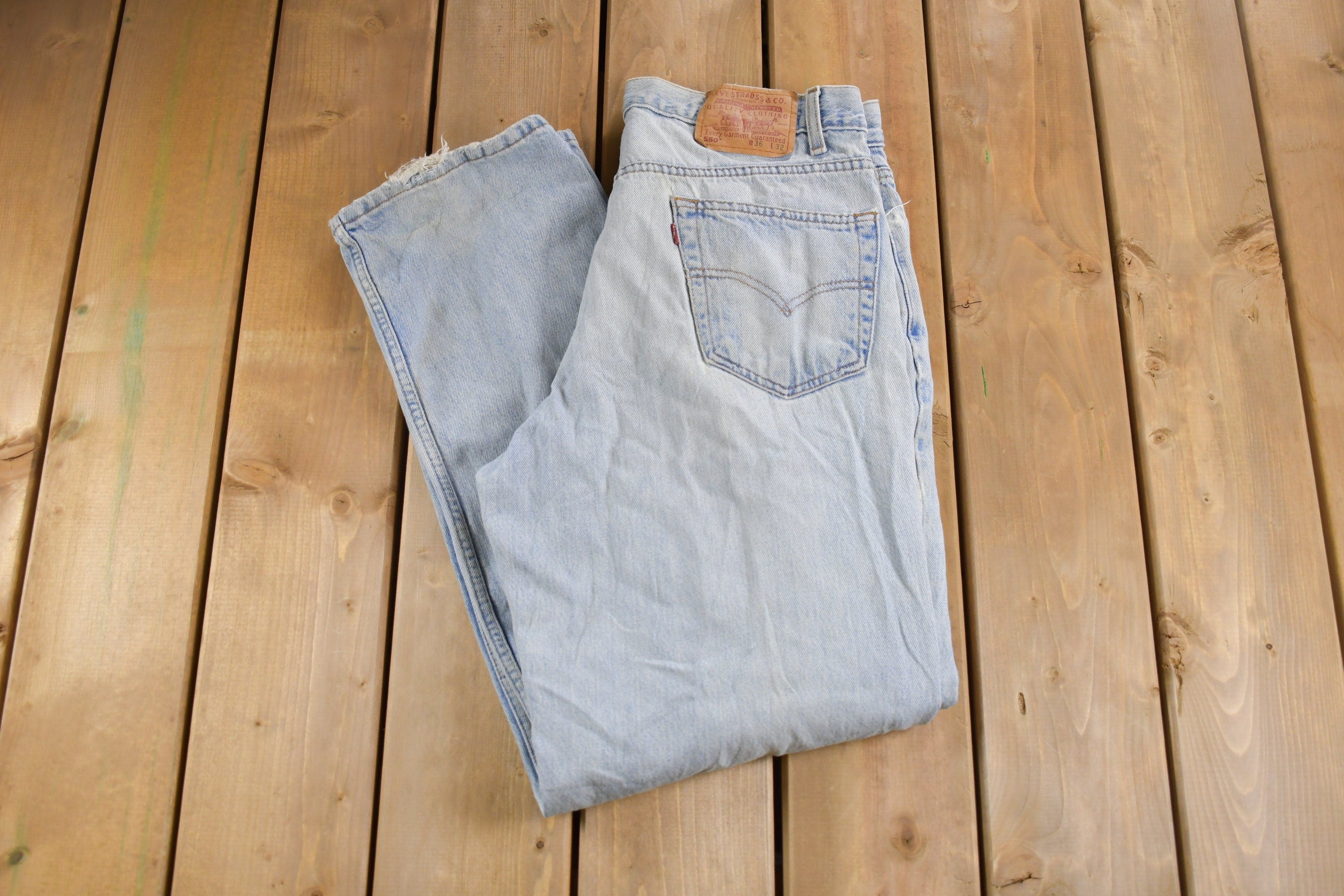 Vintage 1990s Levi's 550 Red Tab Ripped Denim Jeans Size 32 x 31