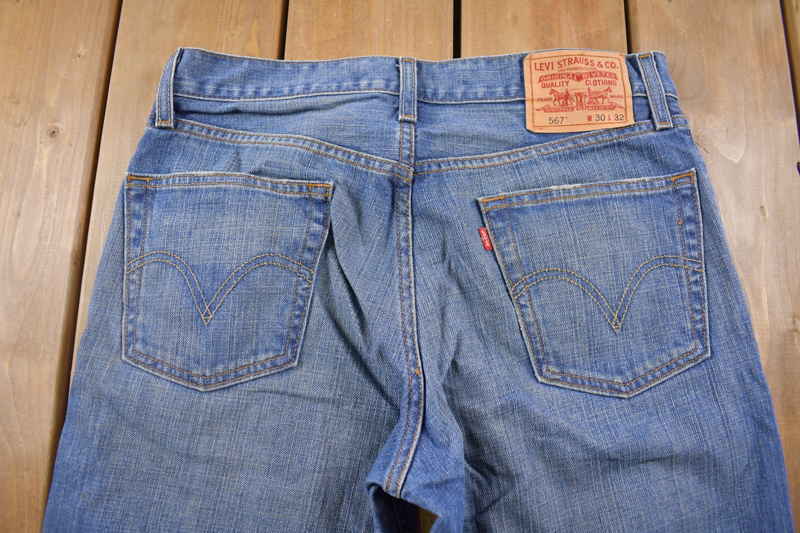 Vintage 1990s Levi's 567 Red Tab Jeans Size 31 x 31
