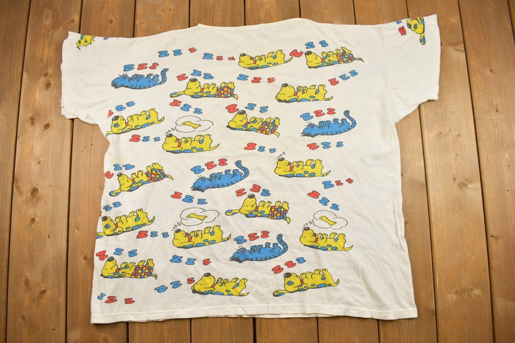 Vintage 1990s Cute Sleeping Cats and Dogs All over Print Graphic T-Shirt