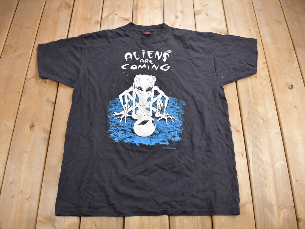 Vintage 1995 Aliens Are Coming Fashion Victim Graphic T-Shirt
