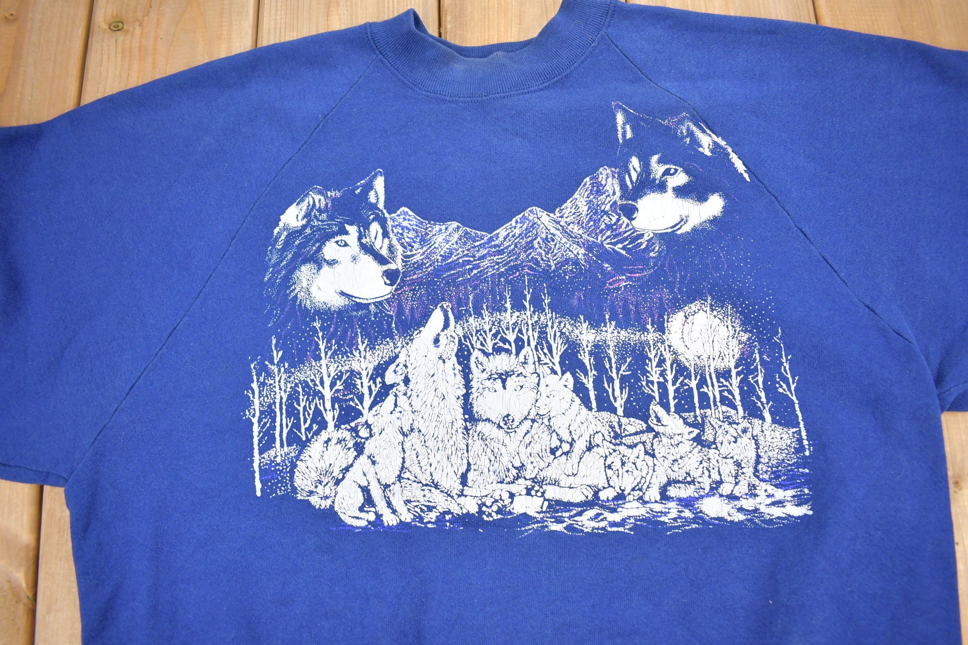 Vintage 1980s Wolf Theme Graphic Raglan Crewneck / Vintage Sweatshirt / Outdoorsman / Wilderness Sweatshirt / Made In USA