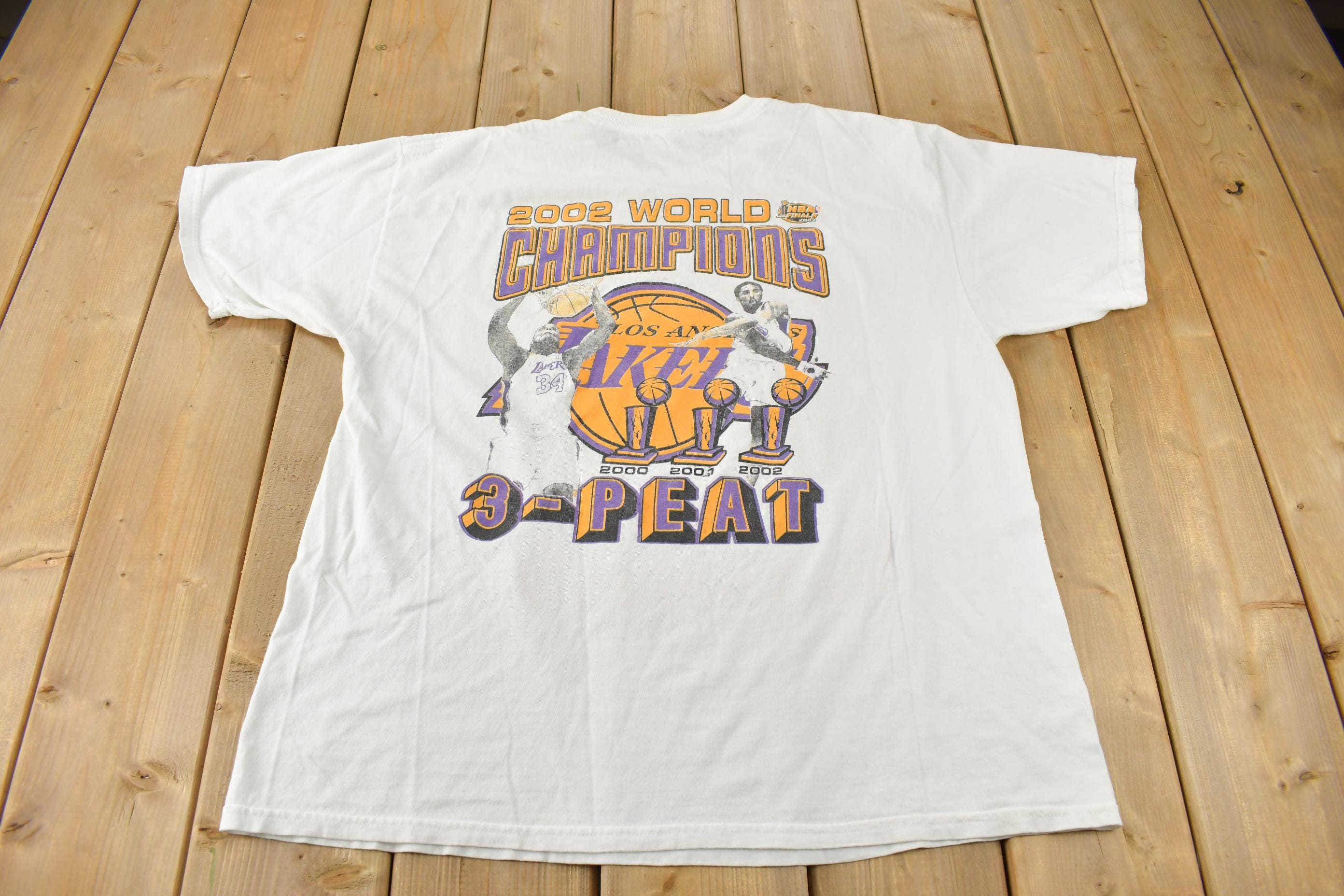 Vintage 2002 Los Angeles Lakers NBA 3 Peat Champs Graphic T-Shirt