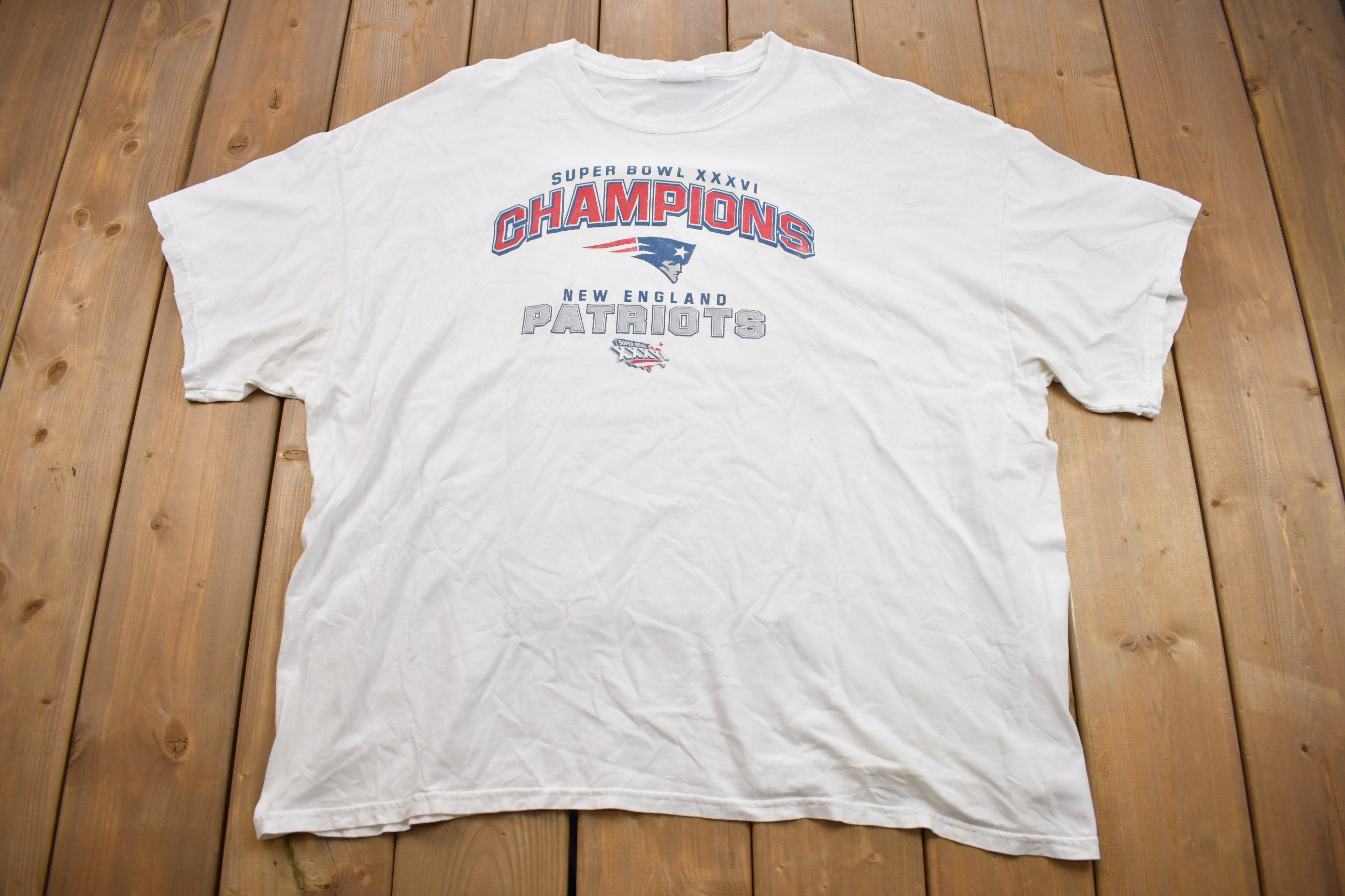 Vintage 1990s NFL New England Patriots Super Bowl 36 Graphic T-Shirt
