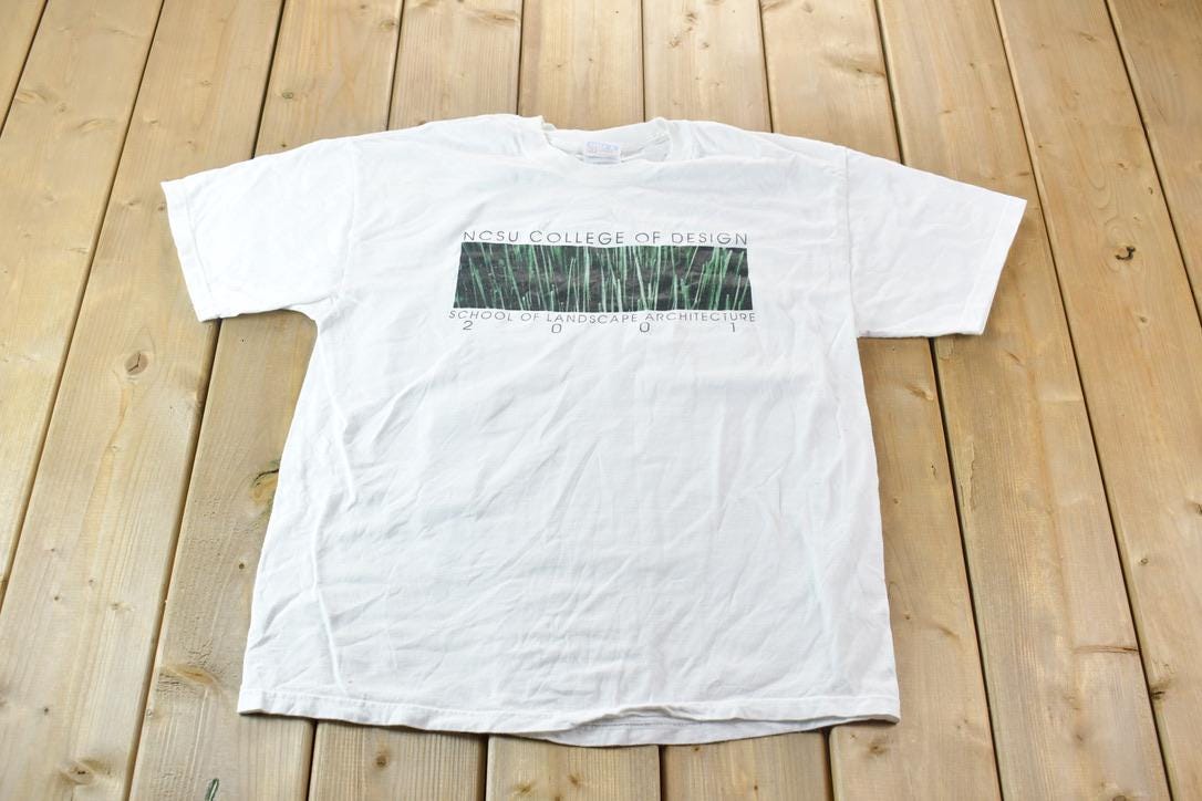 Vintage 2000s University Collegiate Graphic T-Shirt