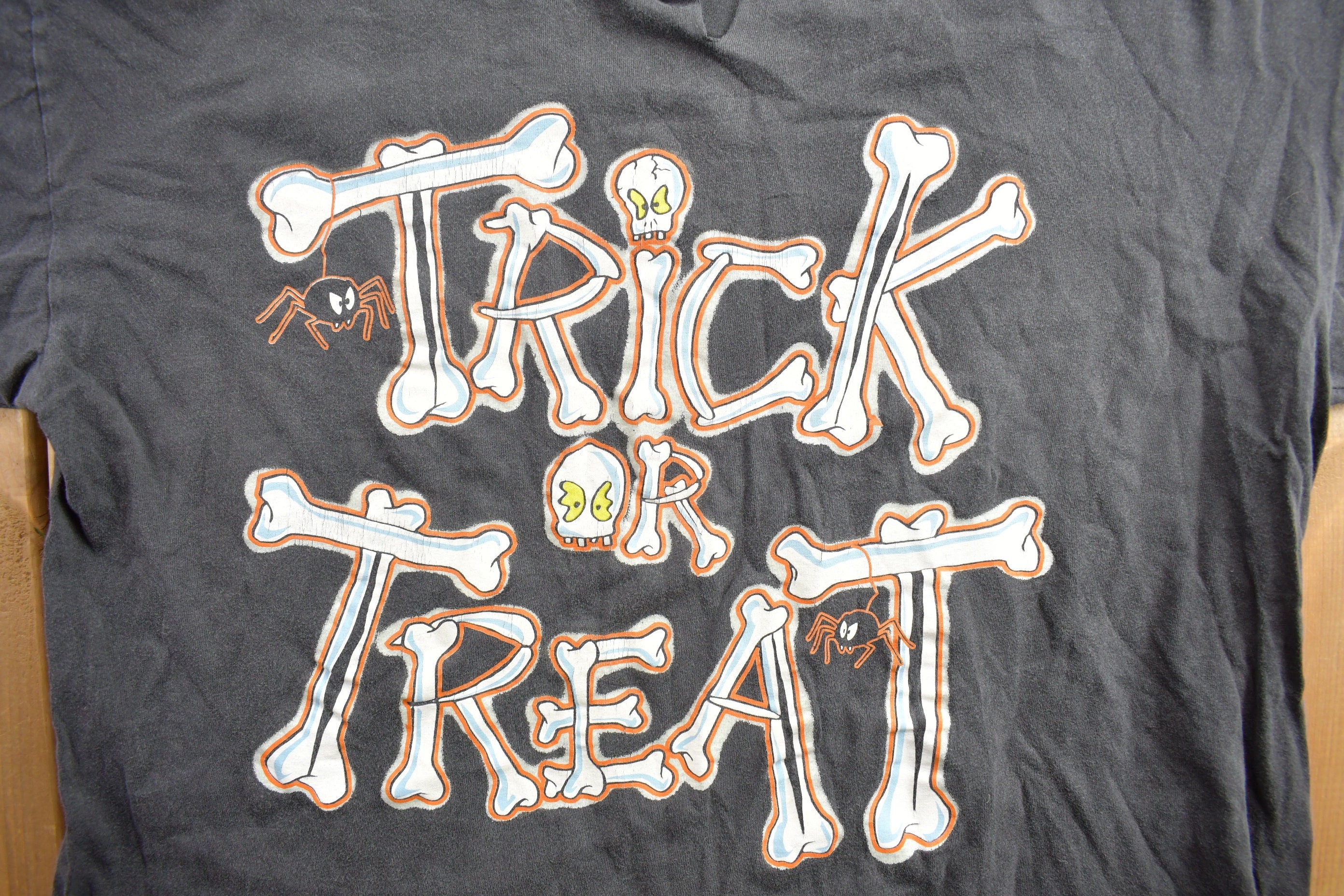 Vintage 1990s Trick Or Treat Looney Toons Cartoon T-Shirt  90s Graphic Tee  TV Promo T Shirt