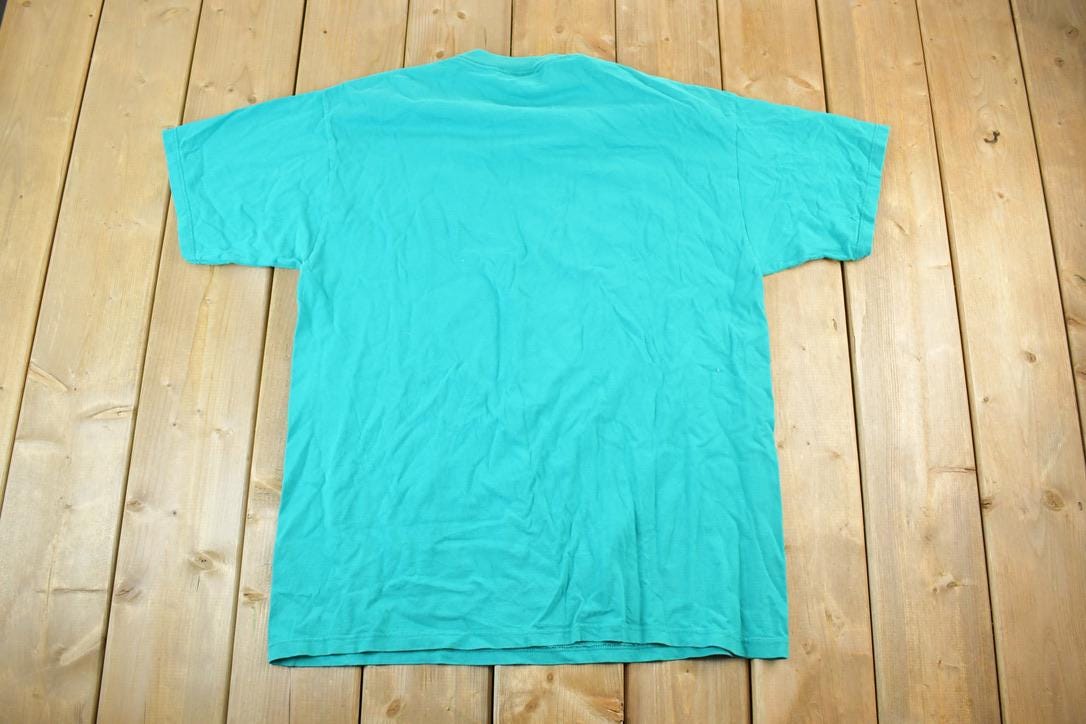 Vintage 1990s Seaworld Sharks Souvenir Single Stitch Graphic Print T-Shirt Made In USA