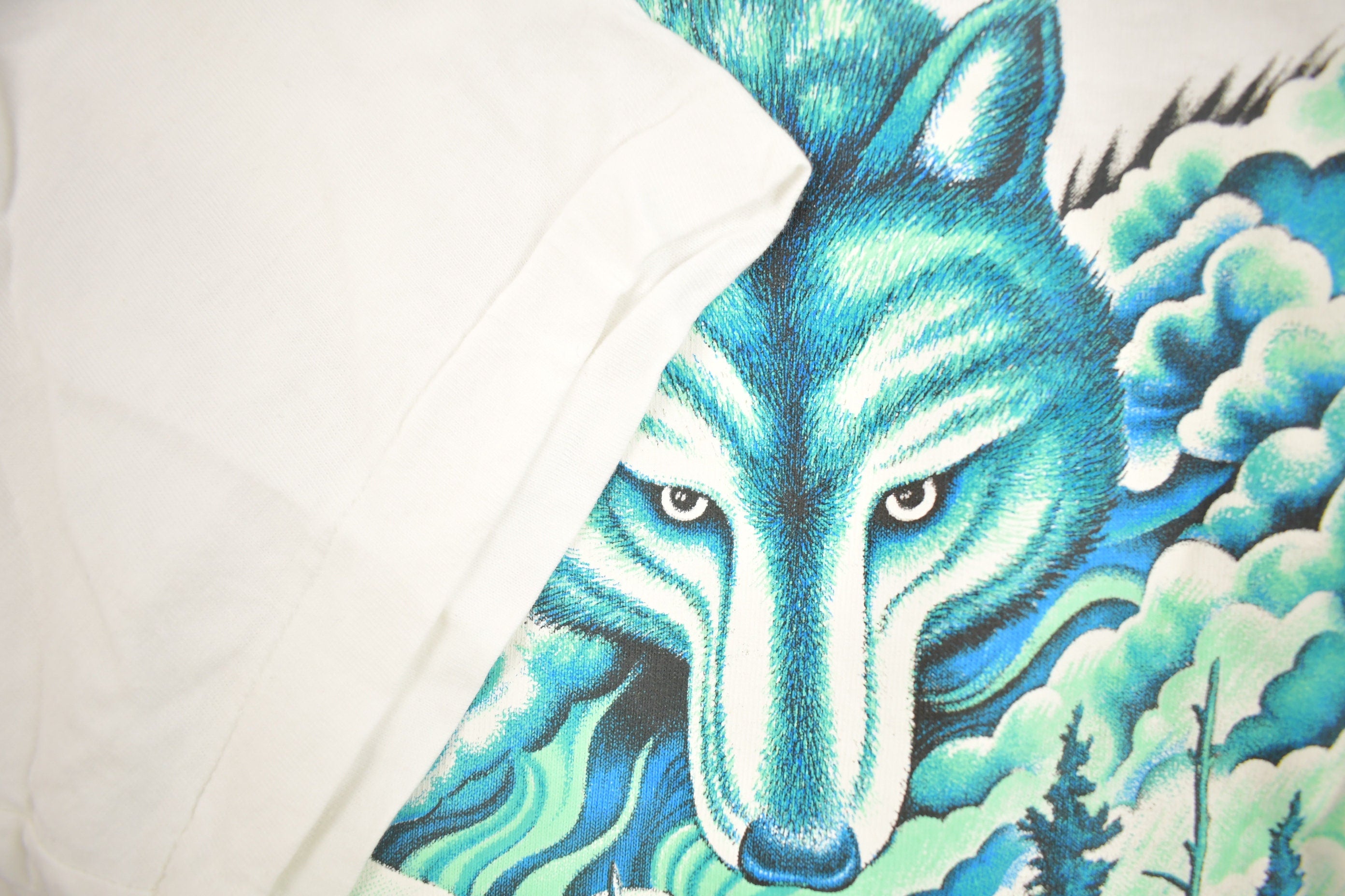 Vintage 1990s Native American Aboriginal Wolf Theme T Shirt