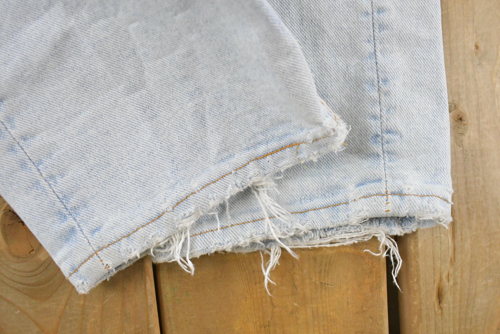 Vintage 1990s Levi's 550 Relaxed Tapered Fit Denim Jeans Men's 32 x 32.5 / 90s Levi's / Distressed Sun Faded Jeans / Made in USA