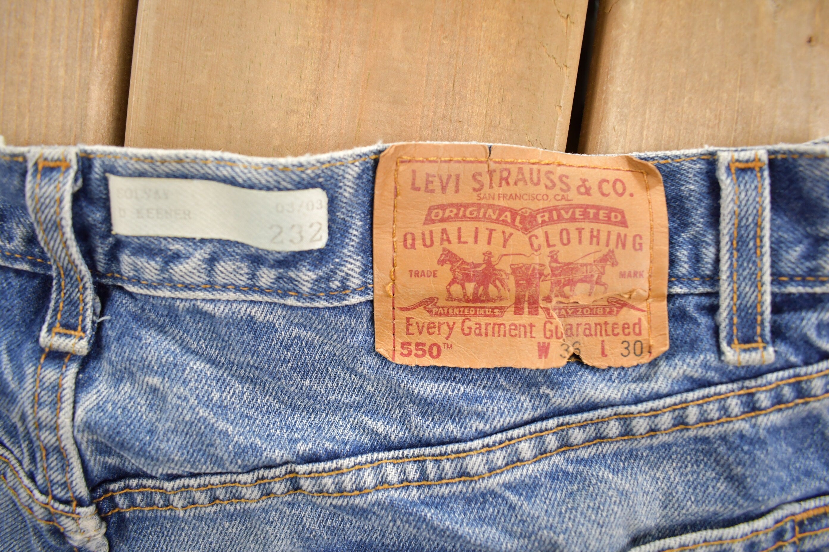 Vintage 1990s Levi's 550 Relaxed Fit Medium Wash Jeans Size 34 x 30