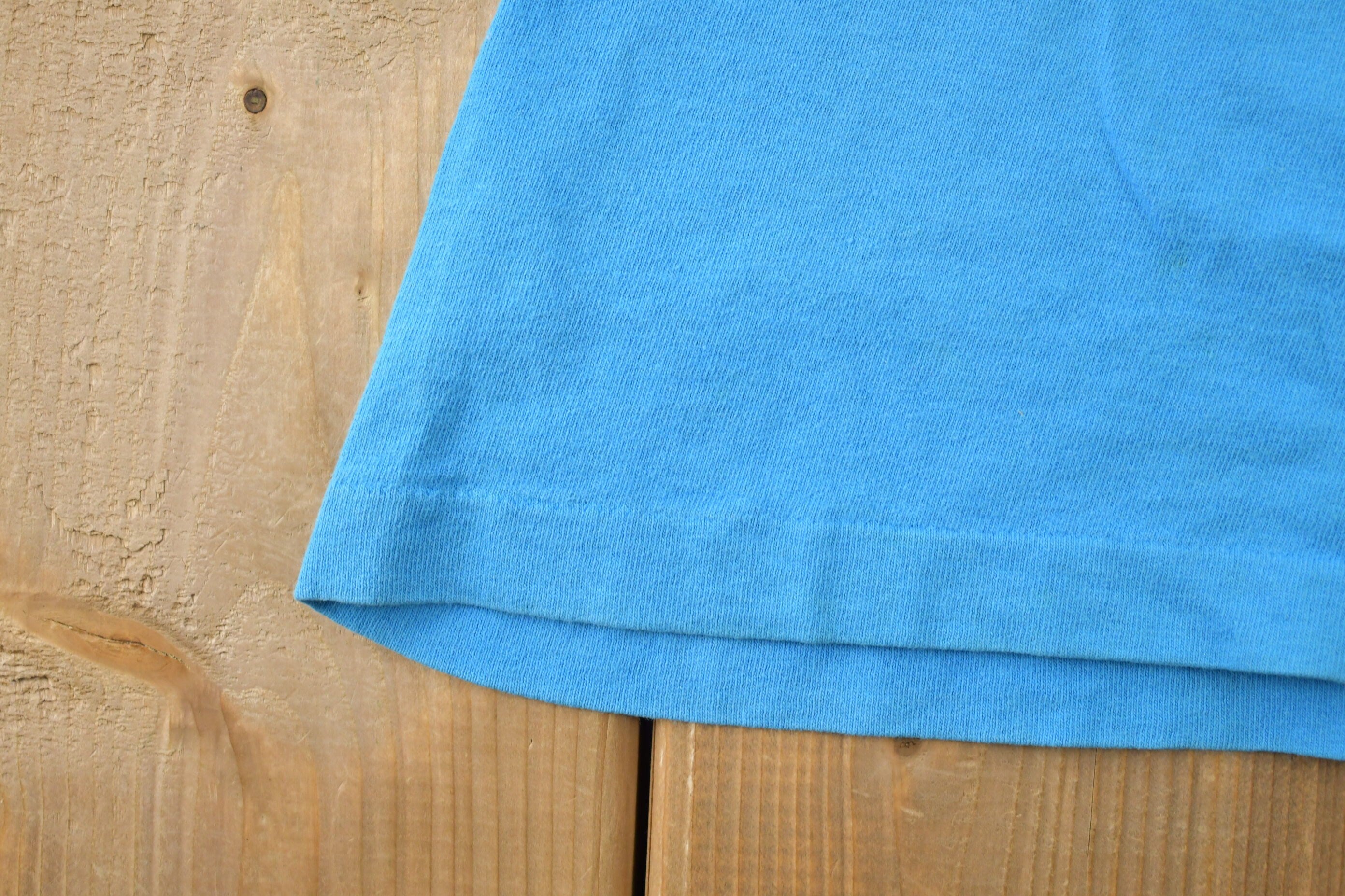 Vintage 1990 Looney Tunes Tasmanian Devil Taz Knows Sports Cartoon Promo T-Shirt