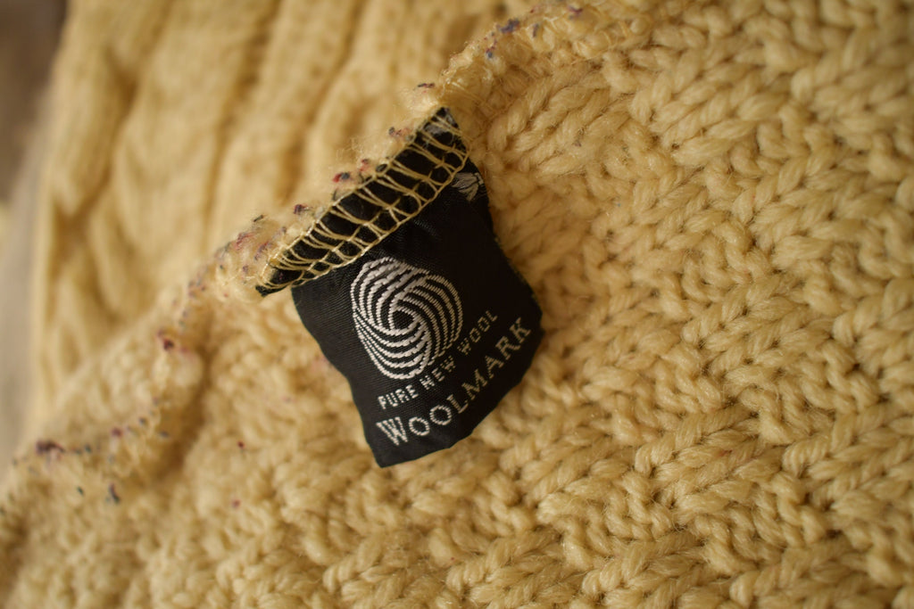 Vintage 1980s Carraig Donn 100% Pure New Wool Cable Knit Sweater