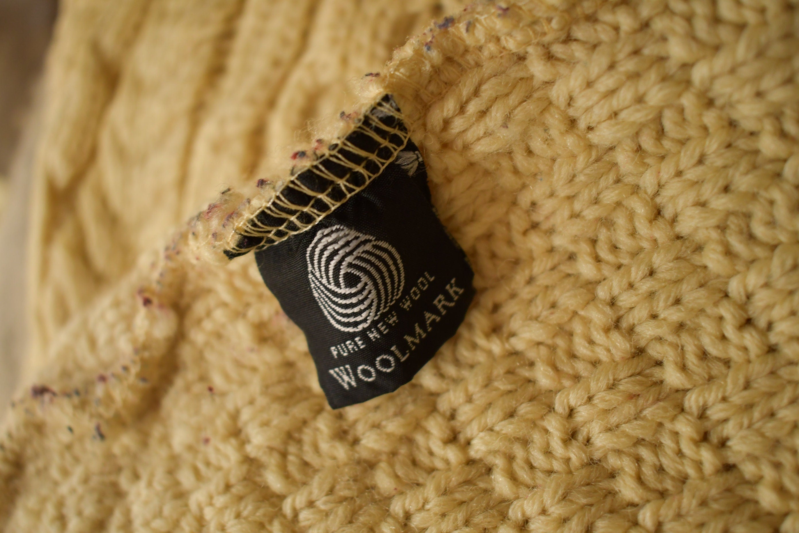 Vintage 1980s Carraig Donn 100% Pure New Wool Cable Knit Sweater