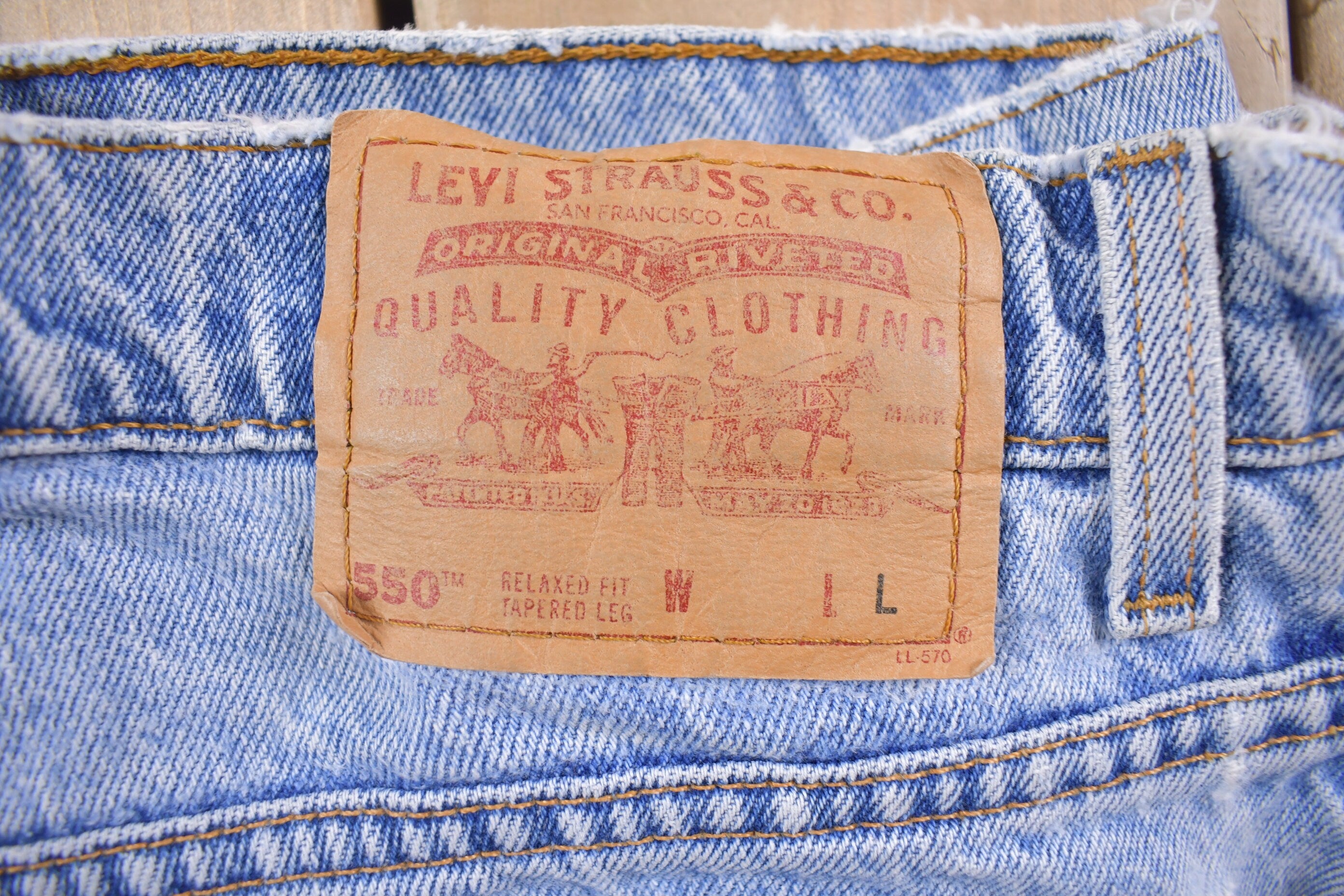Vintage 1990s Levi's 550 Red Tab Jeans Size 32 x 31