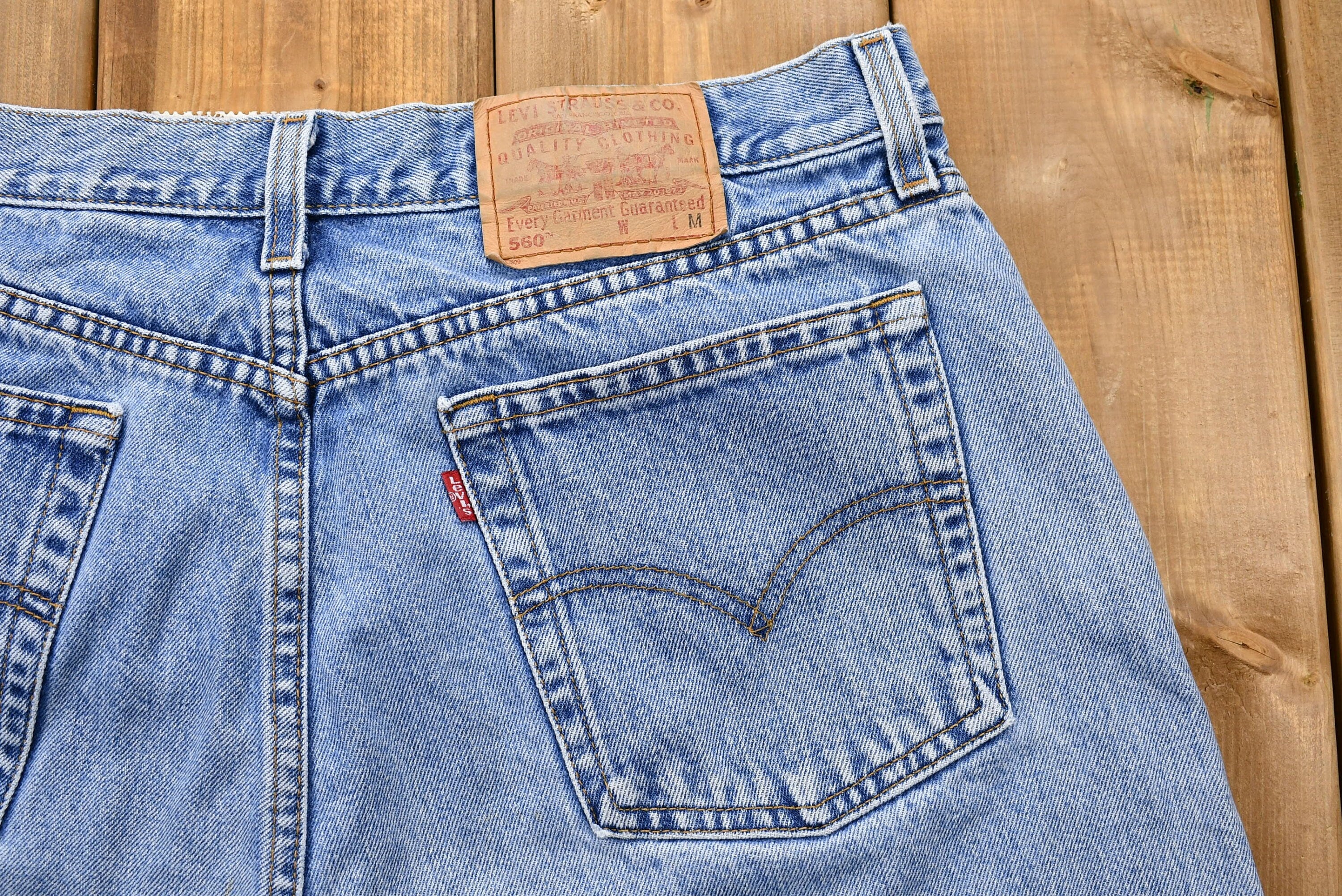 Vintage 1990s Levi's 560 Light Wash Loose Fit Tapered Leg Mom Jeans