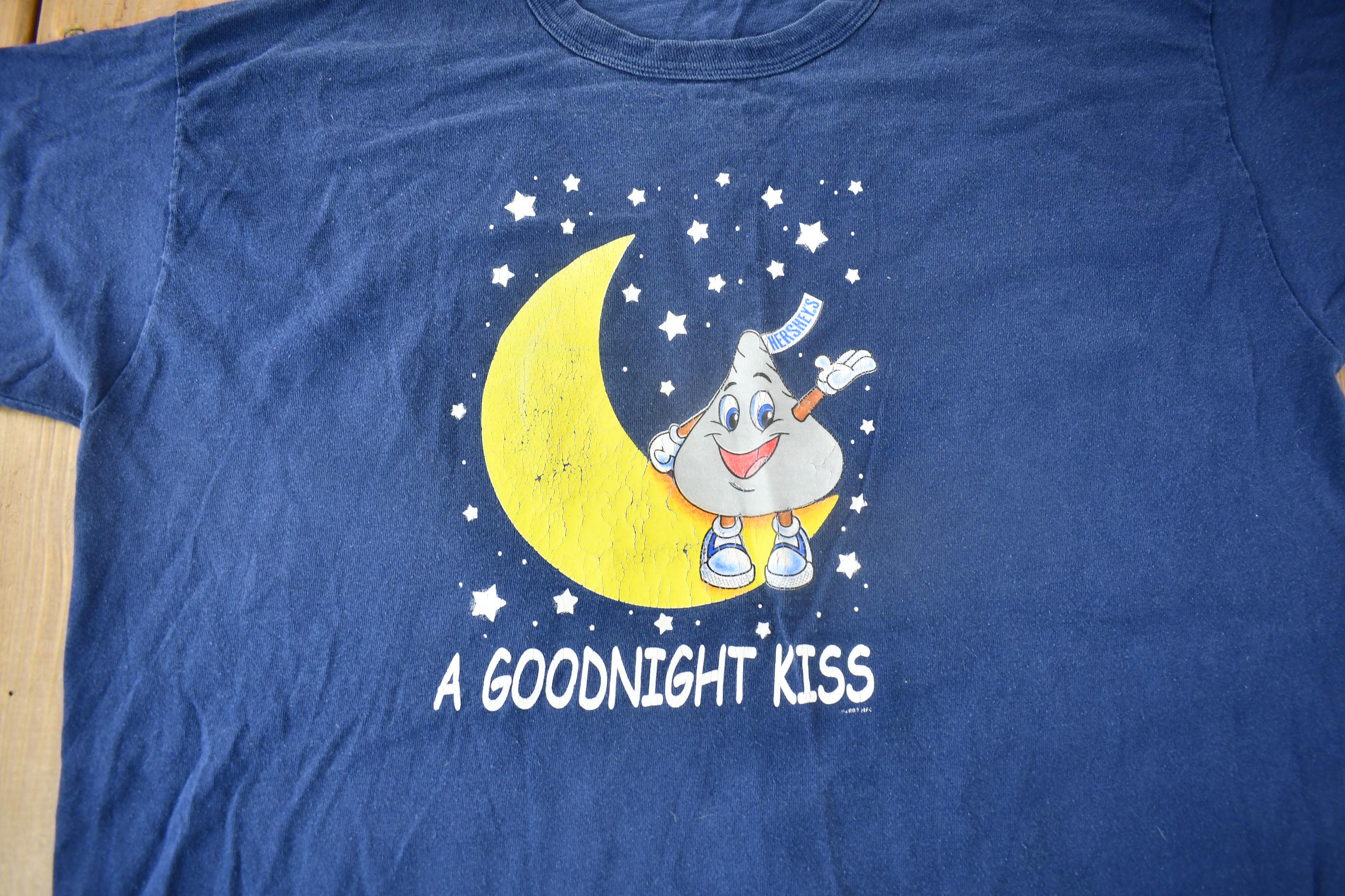 Vintage 1990s A Goodnight Kiss Hersheys Graphic Sleep Shirt