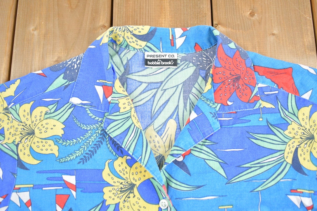 Vintage 1980s Bobbie Brooks Button Up Floral Shirt / Camp Collar / Abstract Floral Pattern / Casual Shirt / Beach Shirt / Vacation /