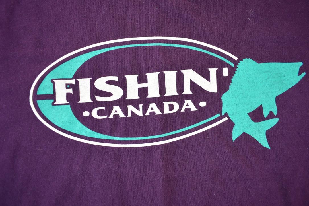 Vintage 1990s Fishin' Canada Graphic T-Shirt