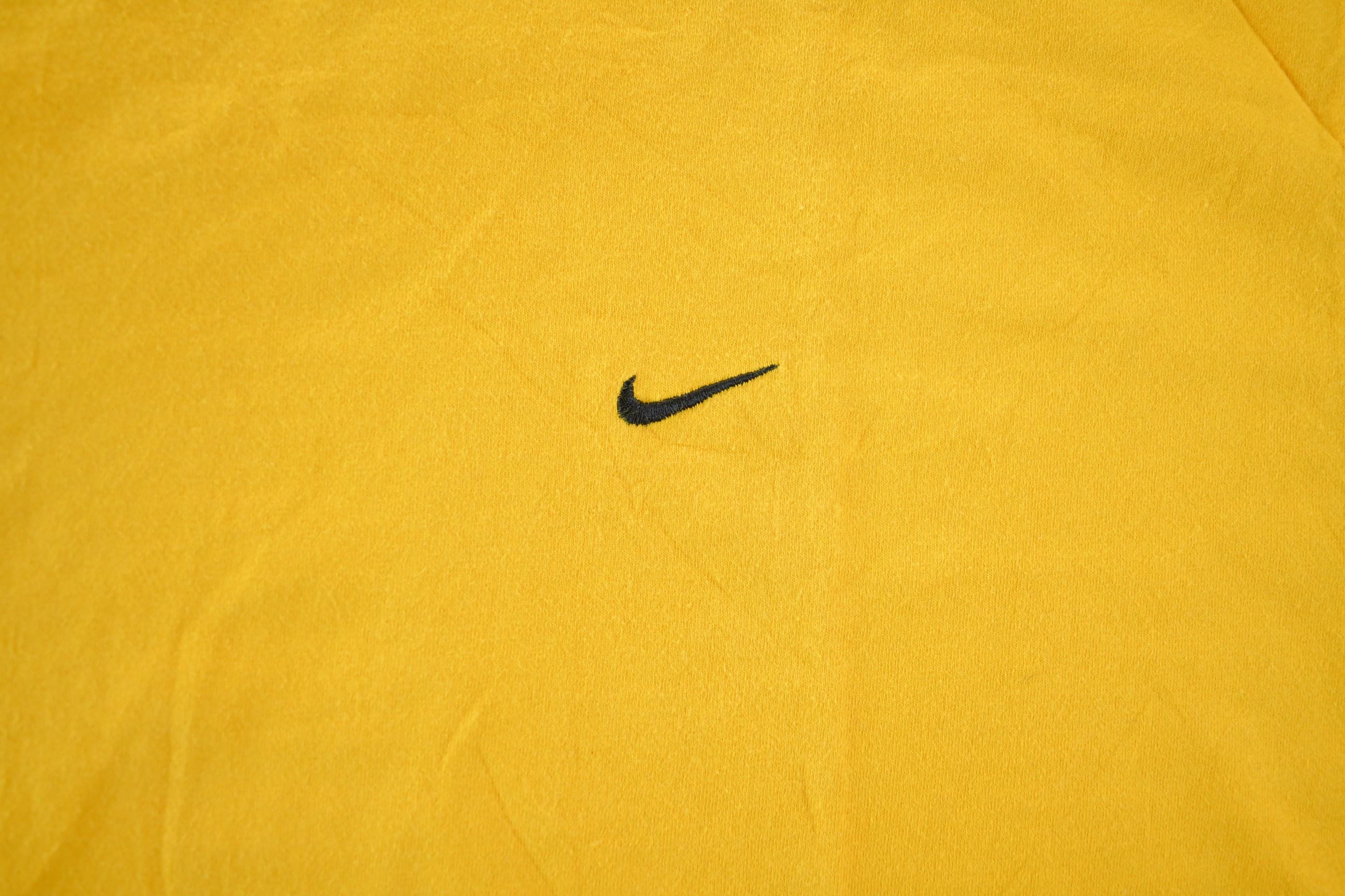 Vintage 2000s Nike Embroidered Swoosh Graphic T-Shirt