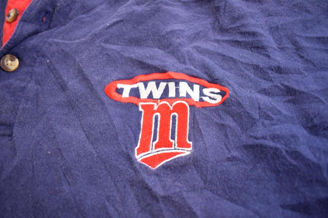 Vintage 2000 Minnesota Twins Embroidered Team Button Up Short Sleeve Shirt