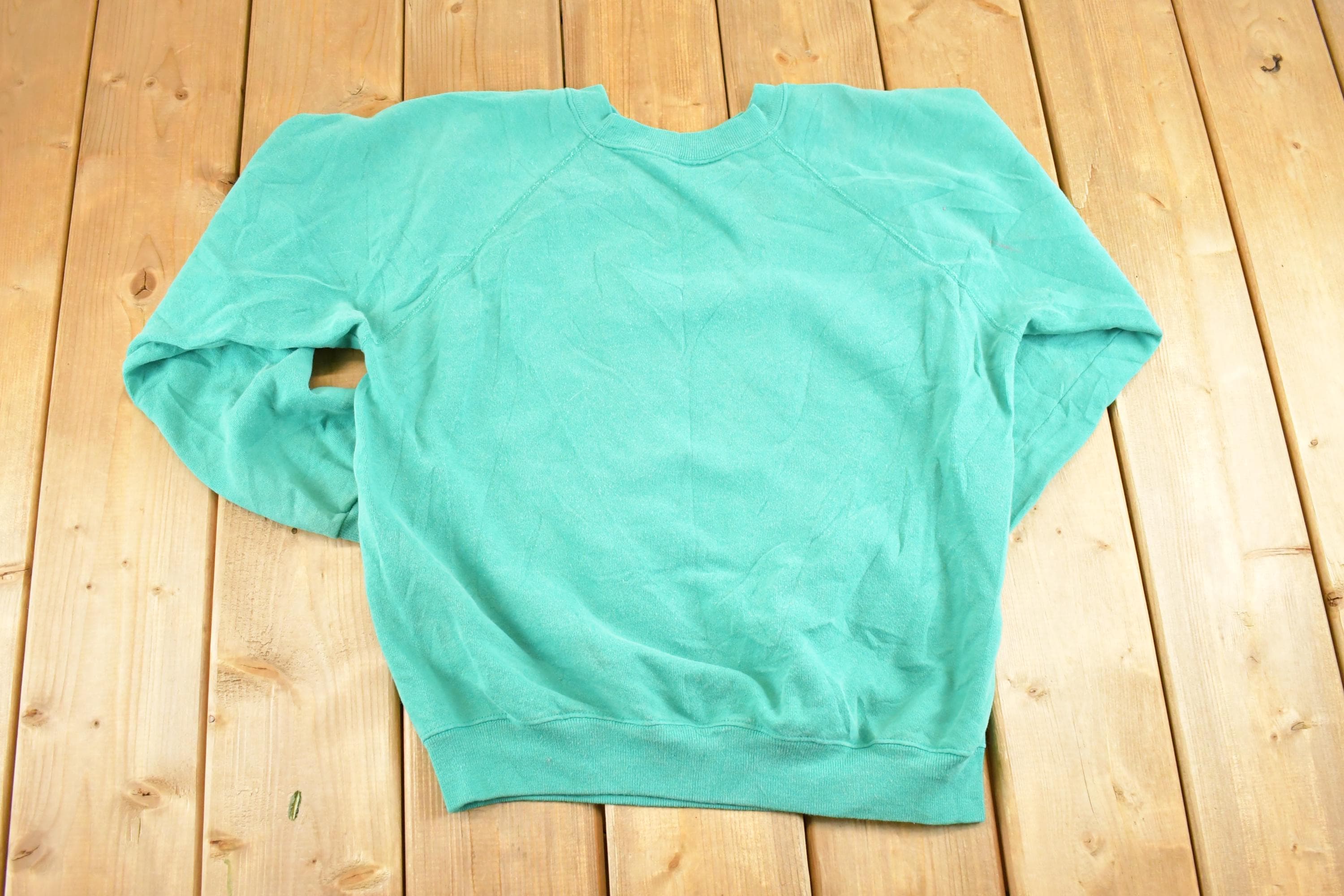 Vintage 1990s Minnesota Wolves Souvenir Crewneck Sweatshirt Women's M / 90s Crewneck / Outdoorsman Vacation Sweater