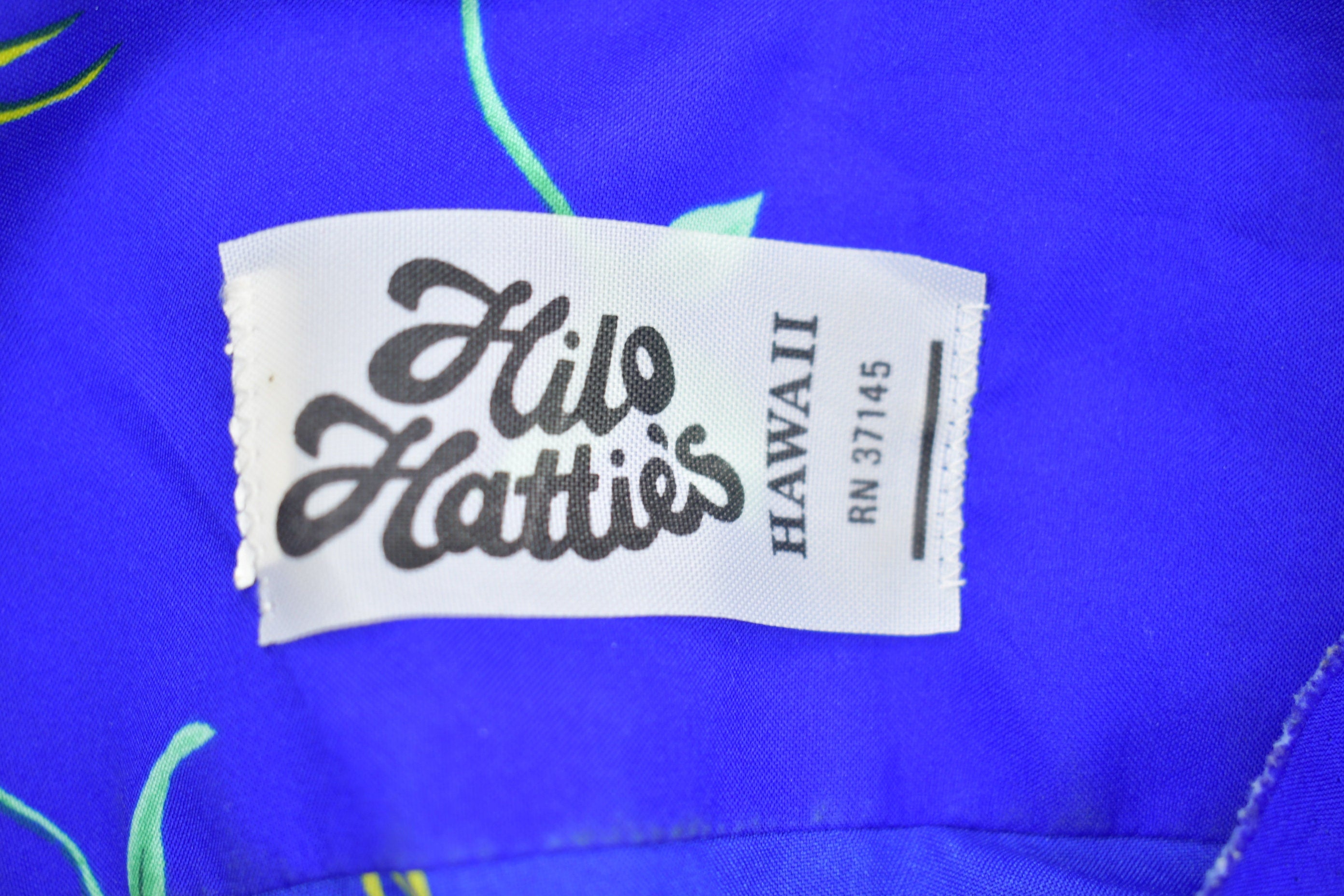 Vintage 1990s Hilo Hatties Hawaiian Button Up Shirt