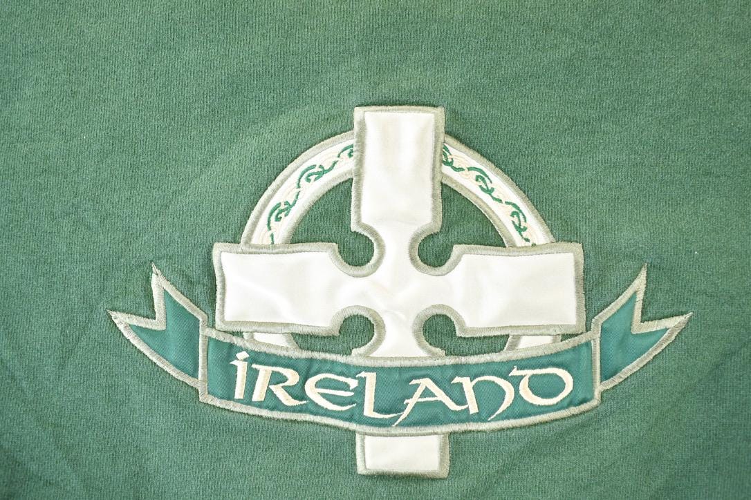 Vintage 1990s Ireland Embroidered Souvenir Crewneck Sweatshirt Made In USA