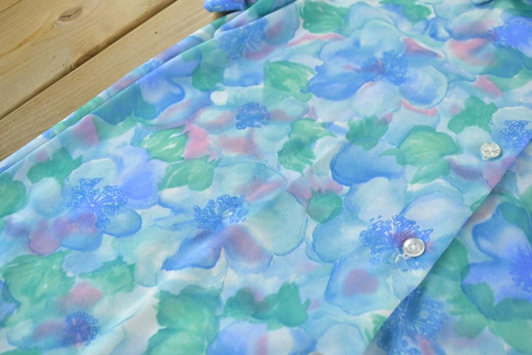 Vintage 1970s Women's Watercolor Flower Pattern Carol Henry Button Up Shirt