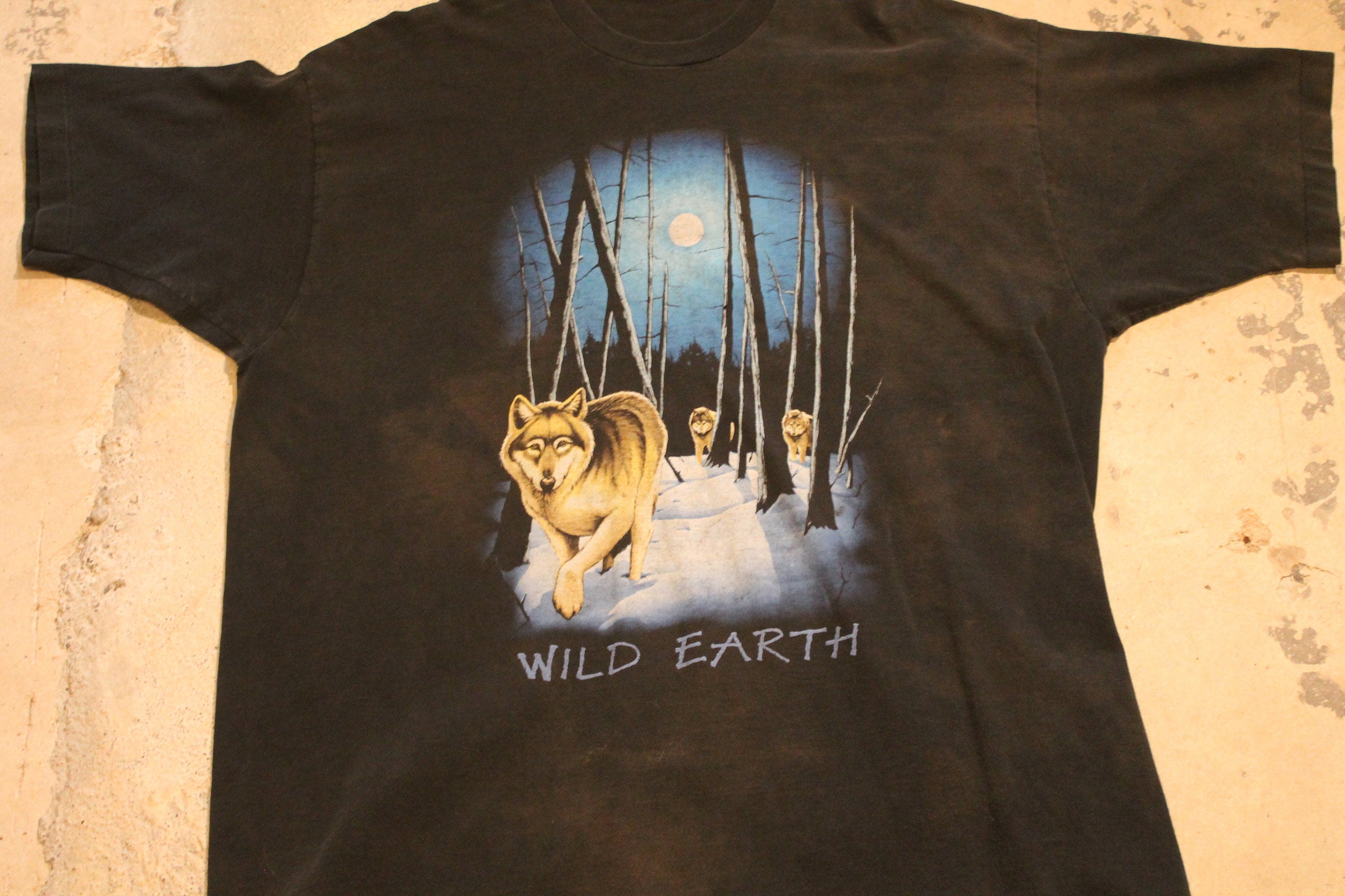 Vintage 1990s Wild Earth Wolf Theme Graphic T Shirt