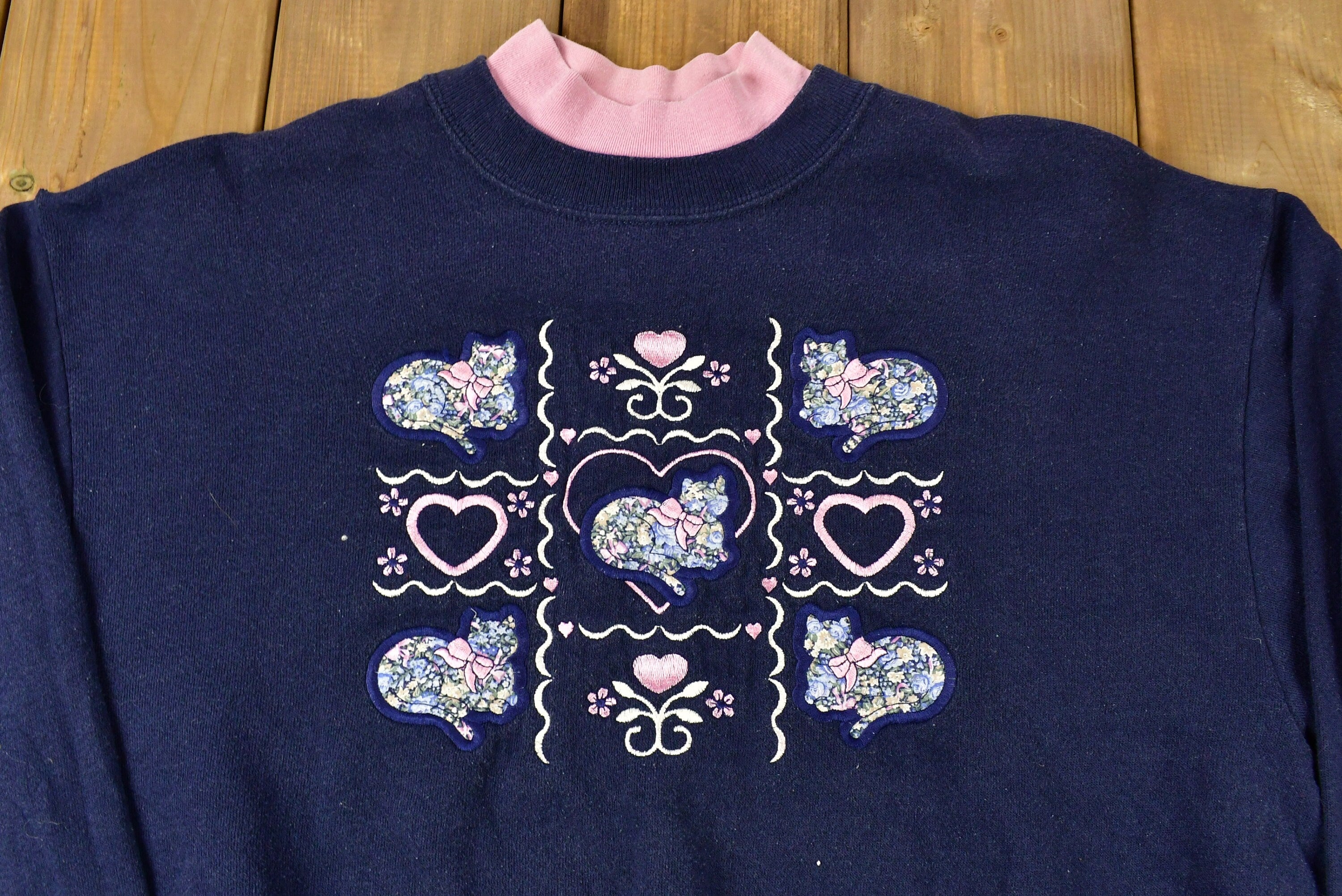 Vintage 1990s Embroidered Cats And Hearts Cute Crewneck