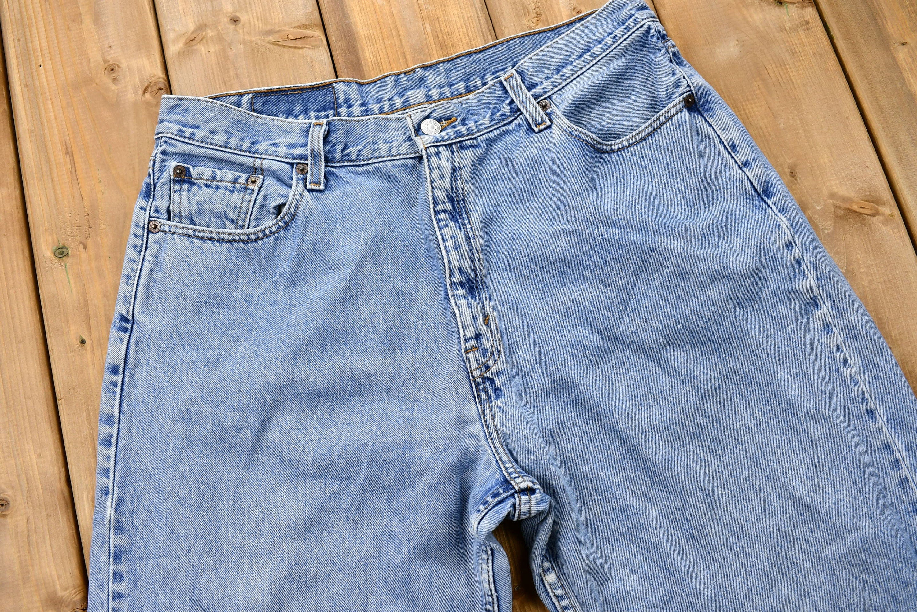 Vintage 1990s Levi's 560 Light Wash Loose Fit Tapered Leg Mom Jeans