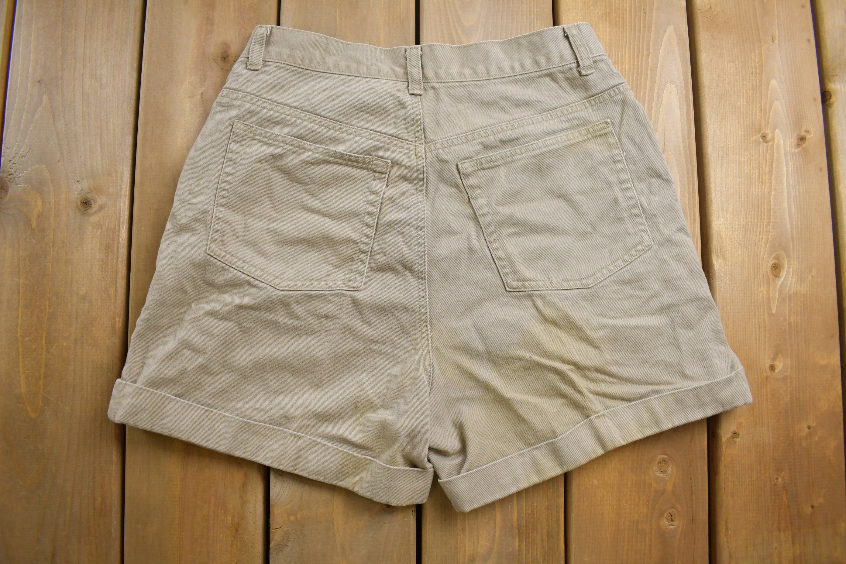 Vintage 1990s Looney Tunes Tweety Bird Beige Shorts Size 28