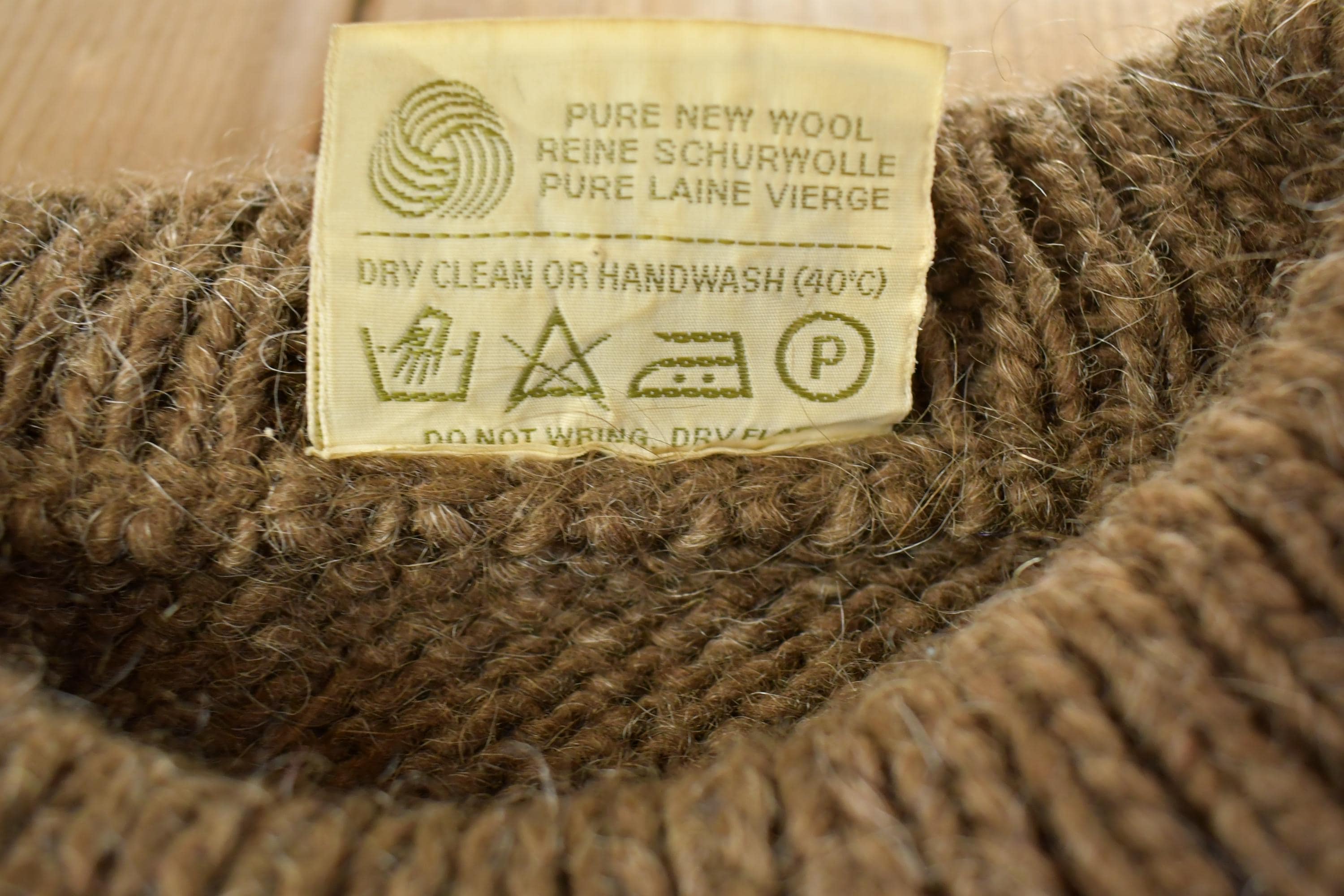 Vintage 1990s Gaeltarra Loomed In County Mayo Ireland 100% Wool Knit Crewneck Sweater