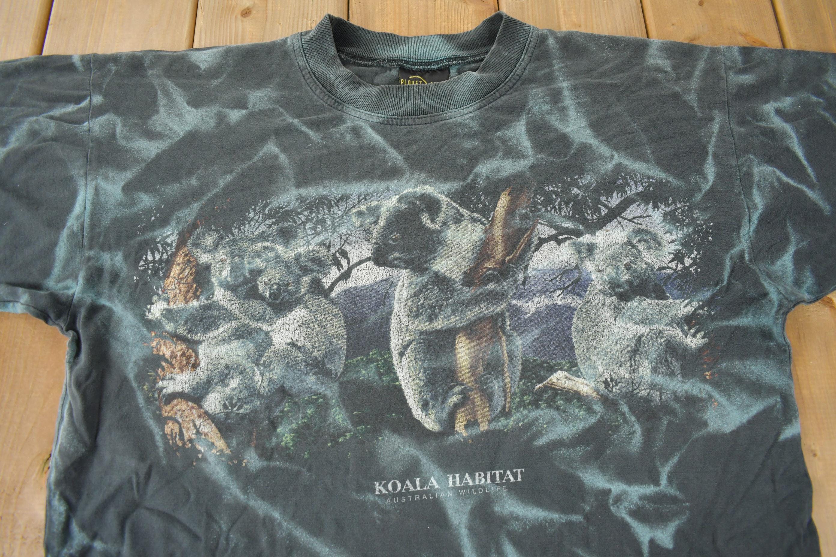 Vintage 1990s Koala Habitat Australian Wildlife Theme All Over Print Graphic T-Shirt Made In Australia
