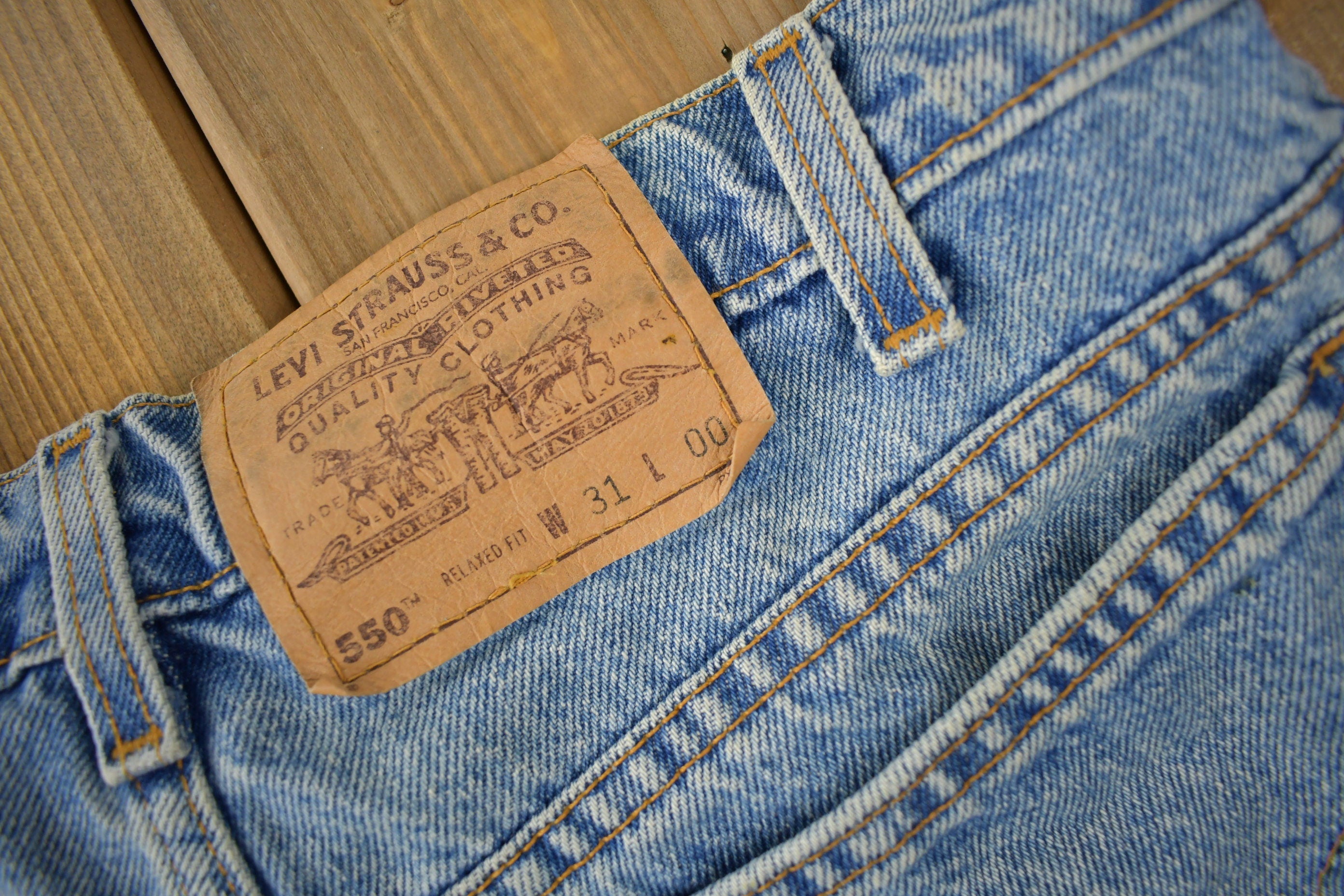 Vintage 1990s Levi's 550 Cut Off Relaxed Fit Jean Shorts Size 31 W