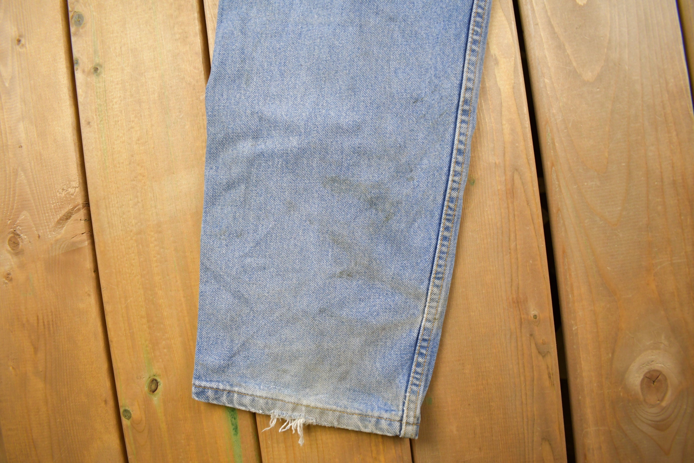 Vintage 1990s Levi's 550 Relaxed Fit Light Wash Jeans Size 34 x 30