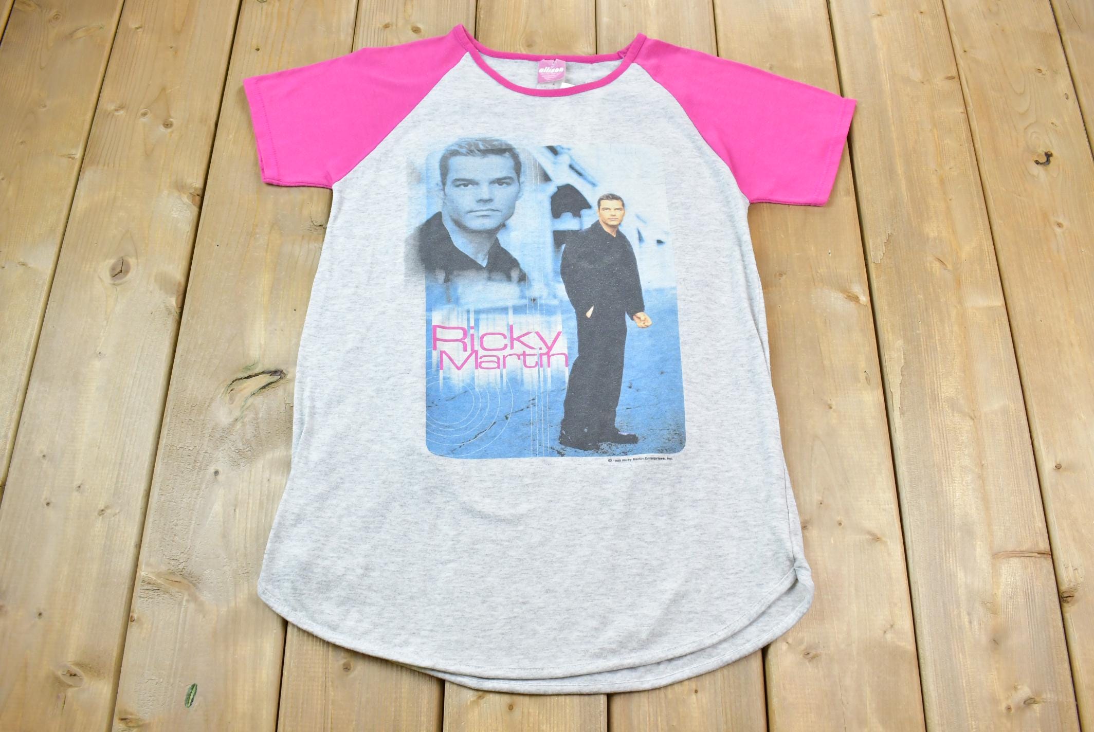 Vintage 1999 Ricky Martin Women's Graphic T-Shirt