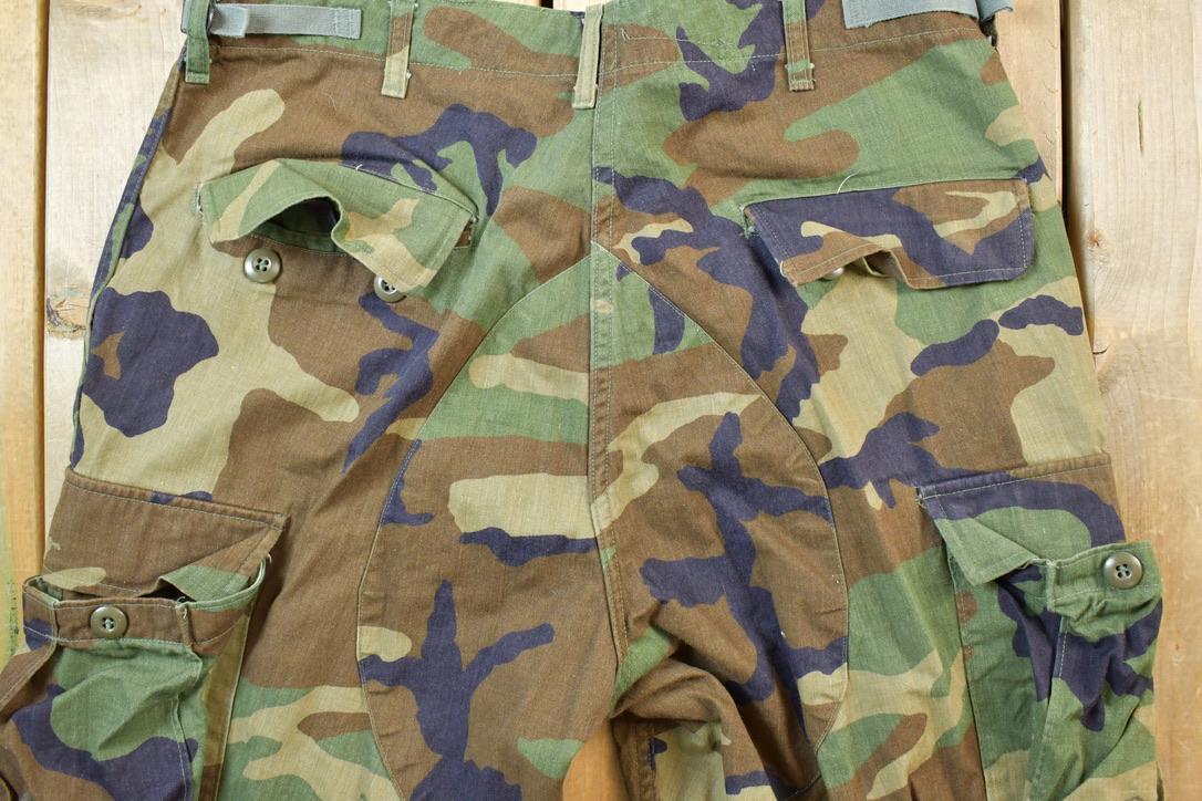 Vintage 1990s Army Camouflage Cargo Pants Size 31 x 32 / Streetwear / Army Pants / Military Pant's / Vintage Cargos / Made In