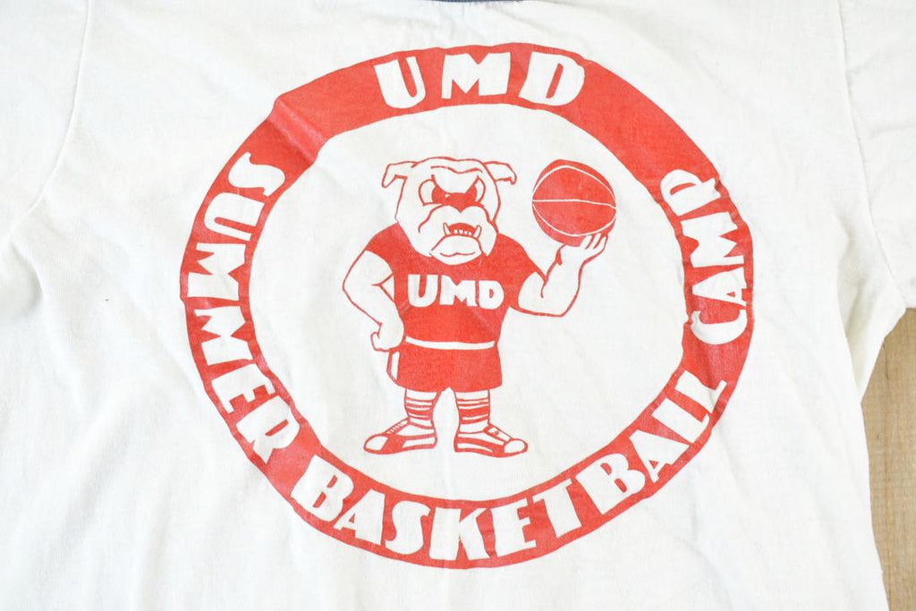 Vintage 1980s UMD Bulldogs Basketball University Collegiate T-Shirt