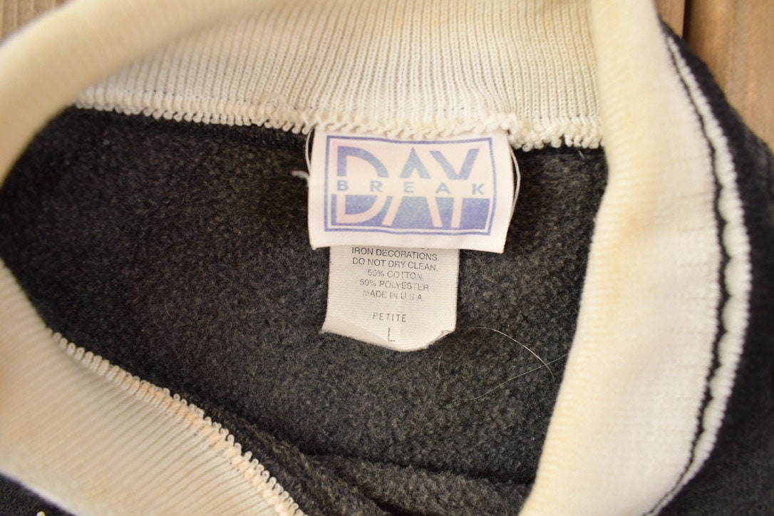 Vintage 1990s Day Break Winter Birds Crewneck Sweatshirt Built In Collar / 90s Crewneck Made In USA / Streetwear / Graphic Print /