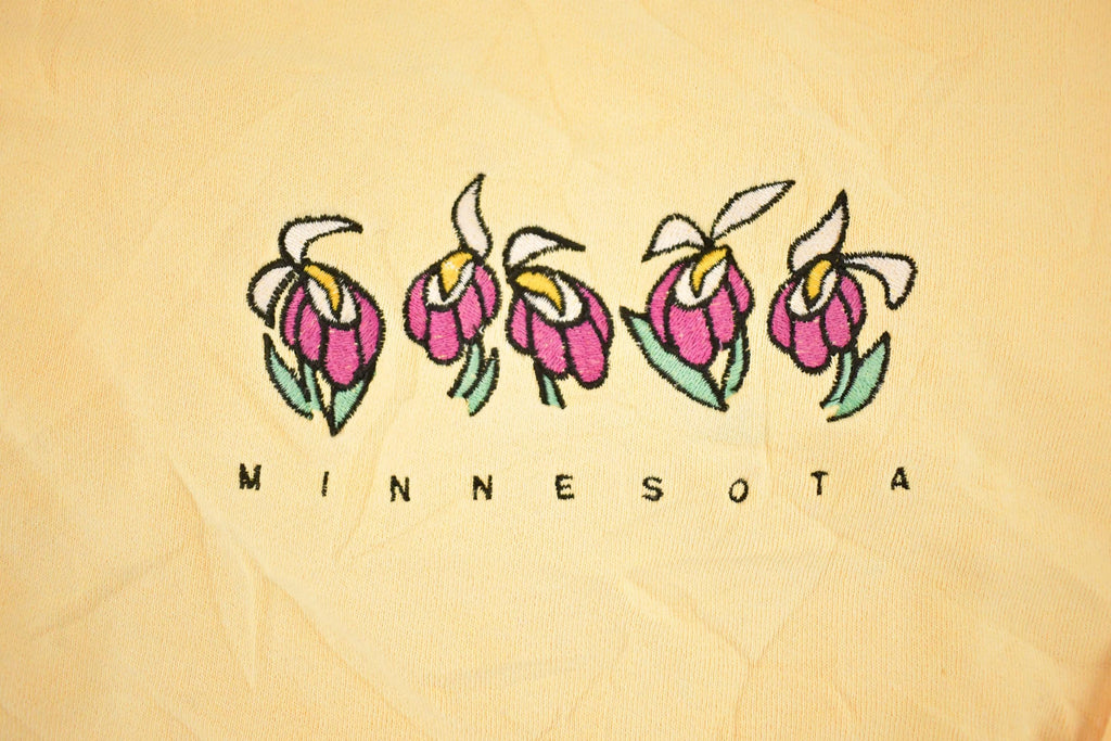 Vintage 1990s Minnesota Embroidered Flowers Souvenir Crewneck Sweatshirt Womens L / 90s Crewneck / Travel Vacation Sweater / Streetwear