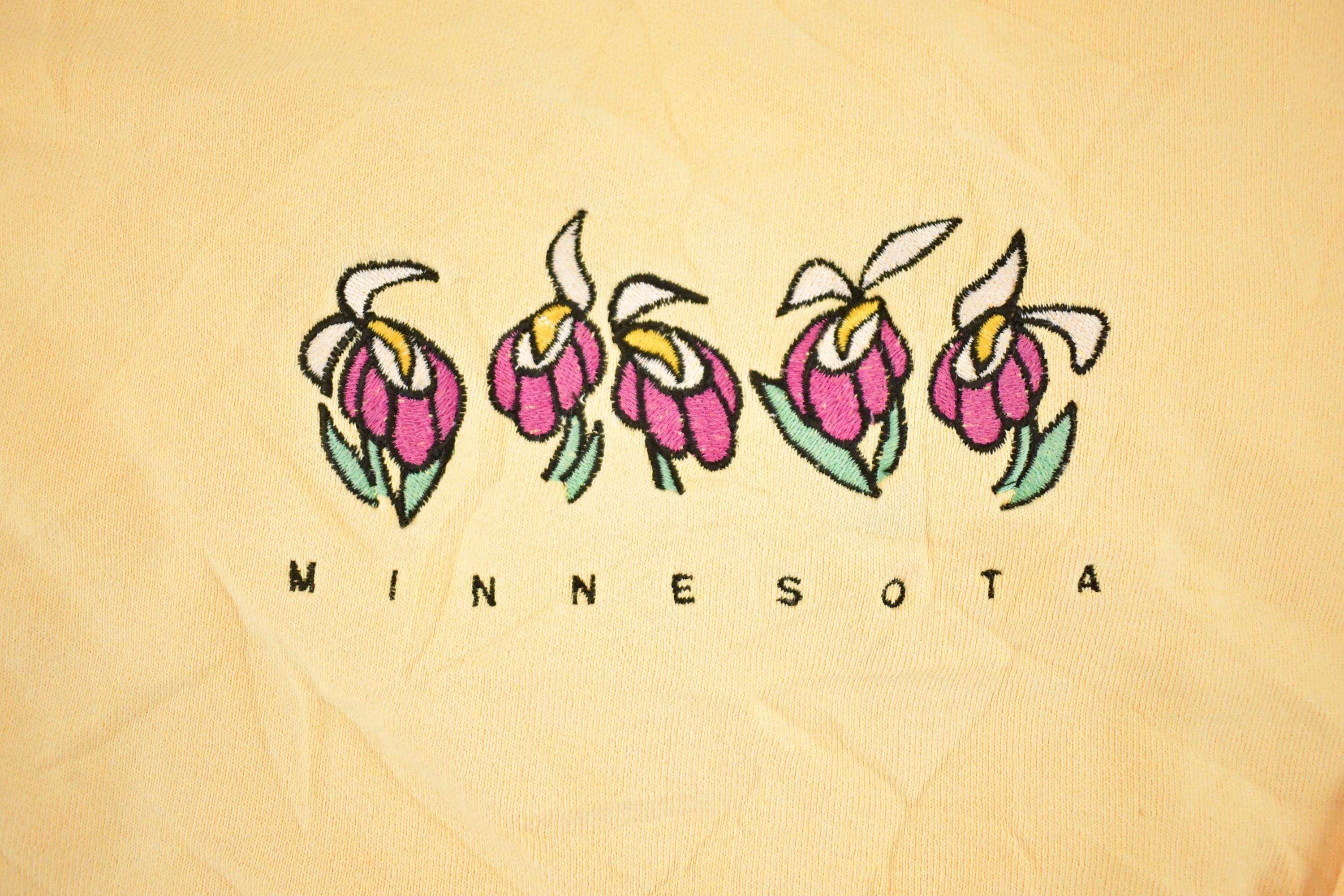 Vintage 1990s Minnesota Embroidered Flowers Souvenir Crewneck Sweatshirt Womens L / 90s Crewneck / Travel Vacation Sweater / Streetwear