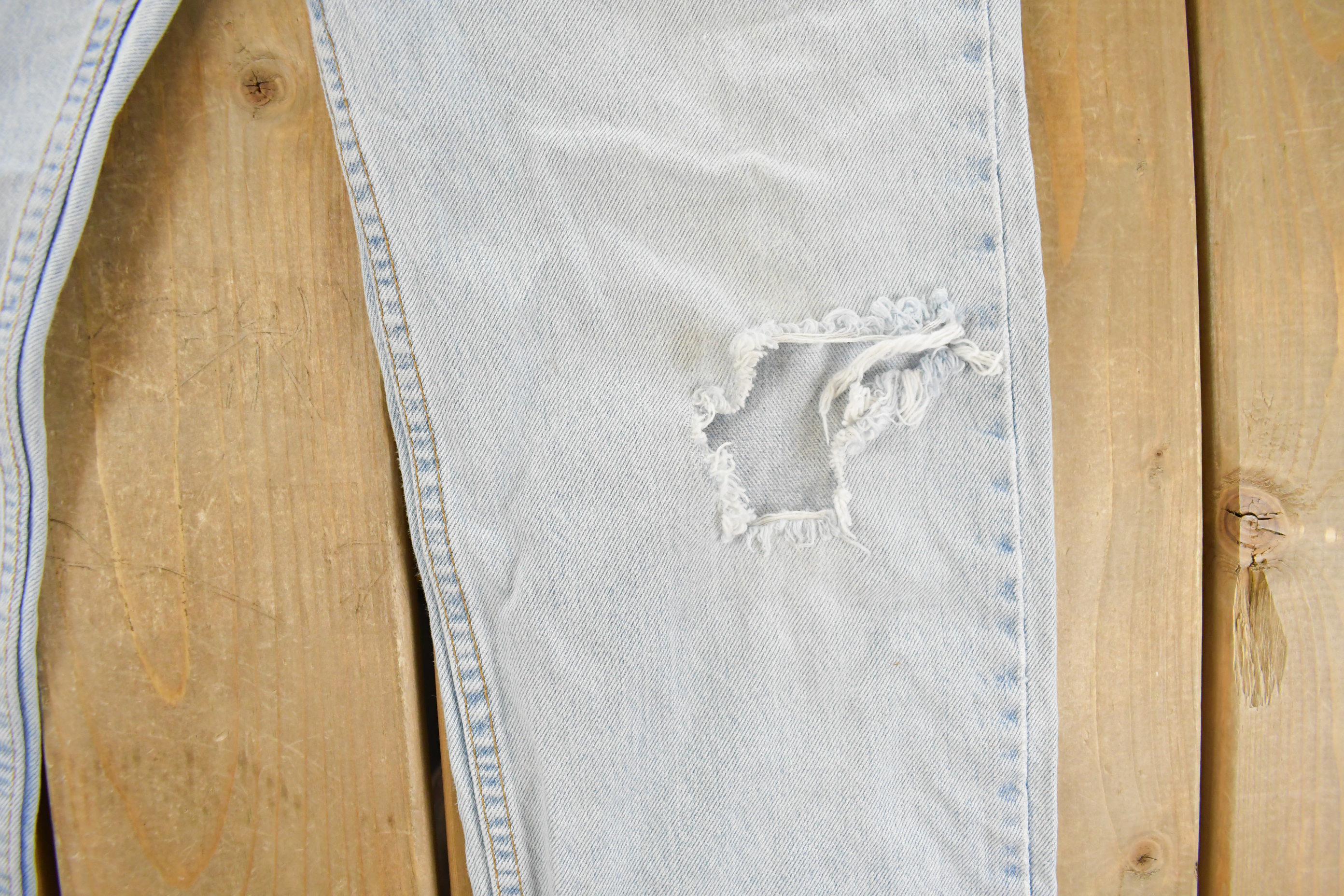 Vintage 1990s Levi's 505 Regular Straight Fit Distressed Denim Jeans Men's 32 x 31