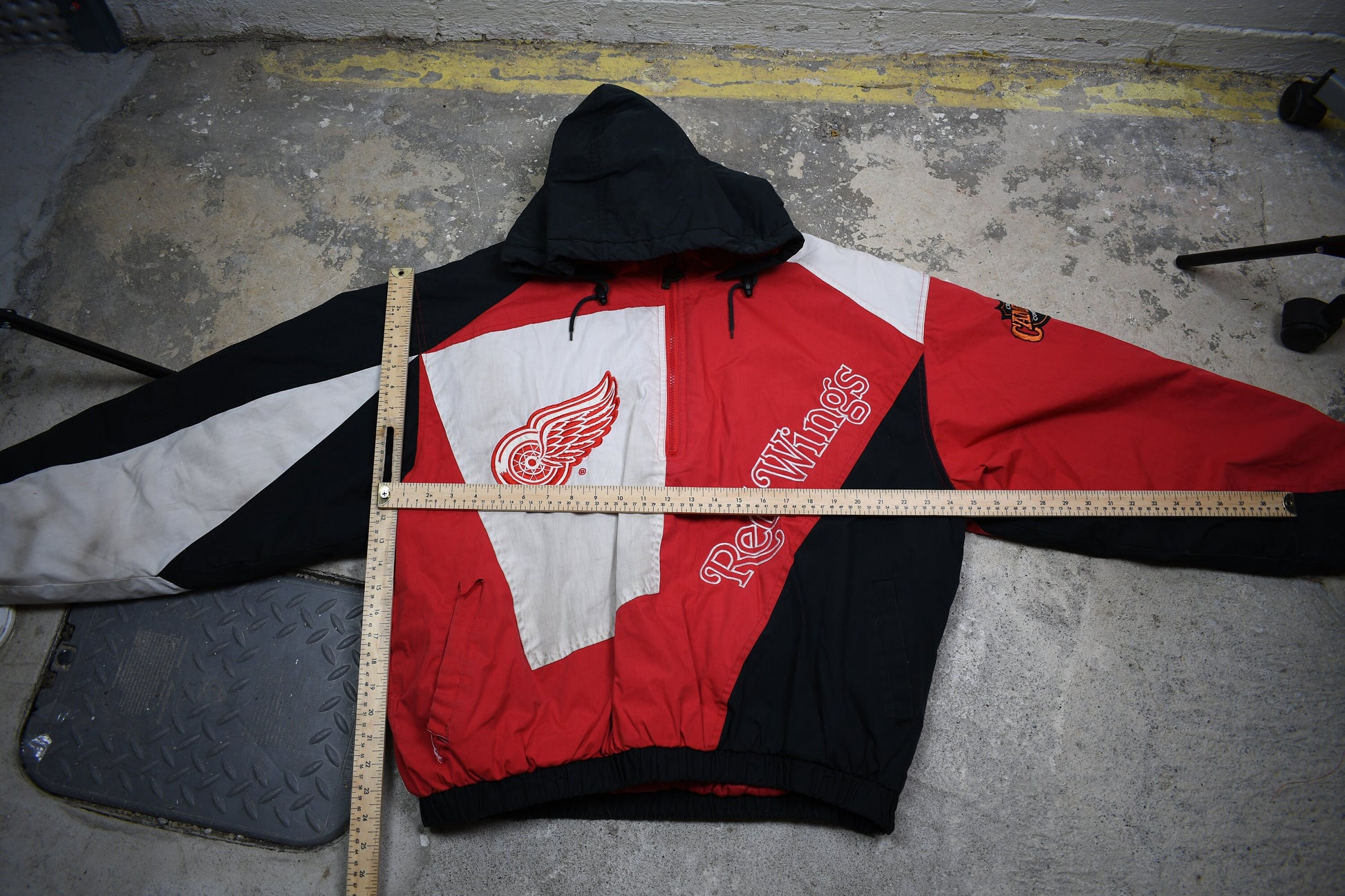 Vintage 1990s Detroit Red Wings NHL Pro Player Puffer Jacket