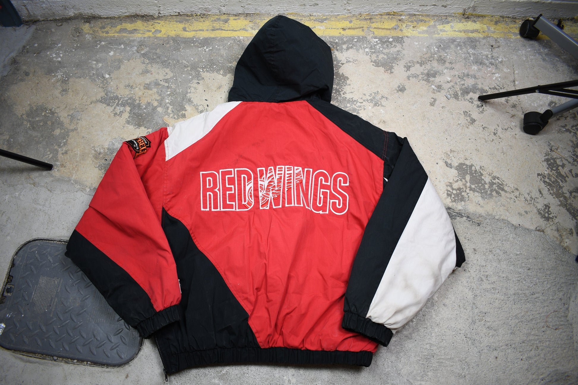 Vintage 1990s Detroit Red Wings NHL Pro Player Puffer Jacket