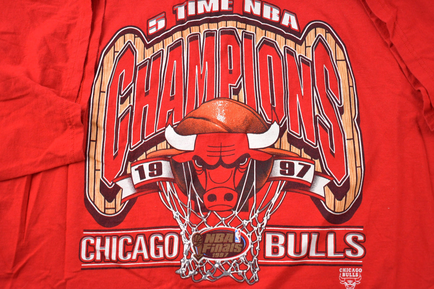 Vintage 1997 Chicago Bulls NBA 5-Peat Champions Logo Athletic Made In USA Graphic T-Shirt / Streetwear / Retro Style / Single Stitch Bulls