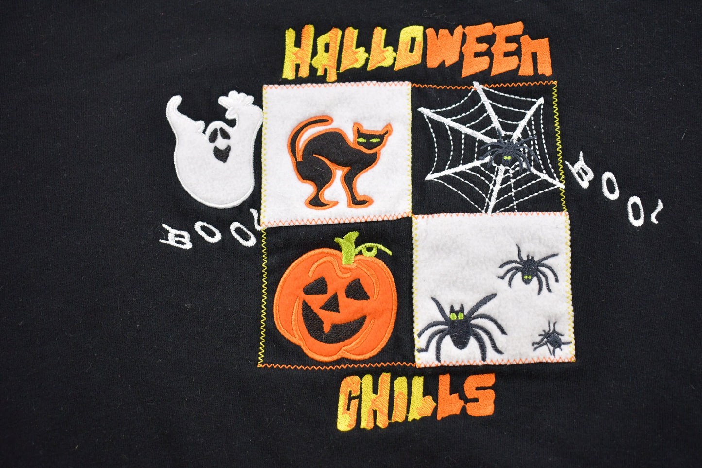 Vintage 1990s Halloween Chills Graphic Crewneck Sweatshirt / 90s Crewneck / Souvenir / Athleisure / Streetwear / Halloween Graphic