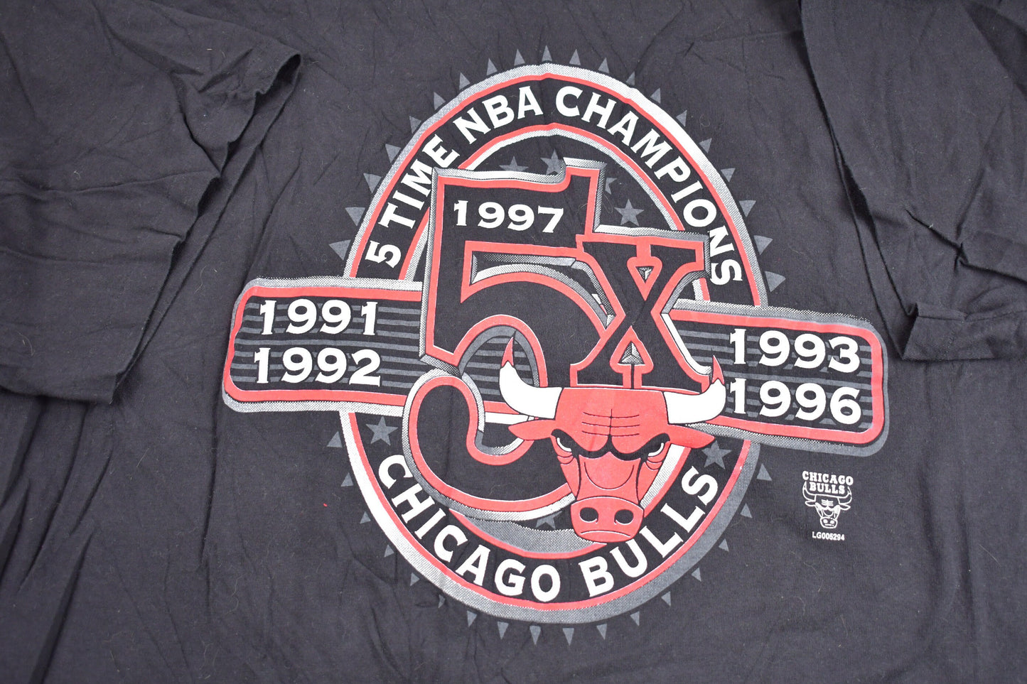 Vintage 1997 Chicago Bulls 5-Peat Logo Athletic Graphic T-Shirt / Made In USA / Streetwear / Retro Style / Single Stitch / 90s Chicago Bulls