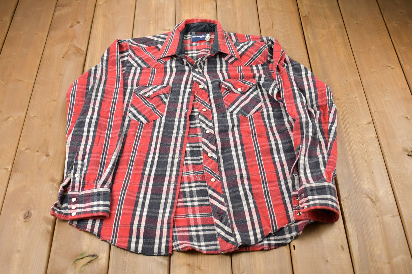 Vintage 1990s Wrangler Plaid Button Up Shirt / 1990's Button Up / Vintage Flannel / Casual Wear / Workwear / Pattern Button Up