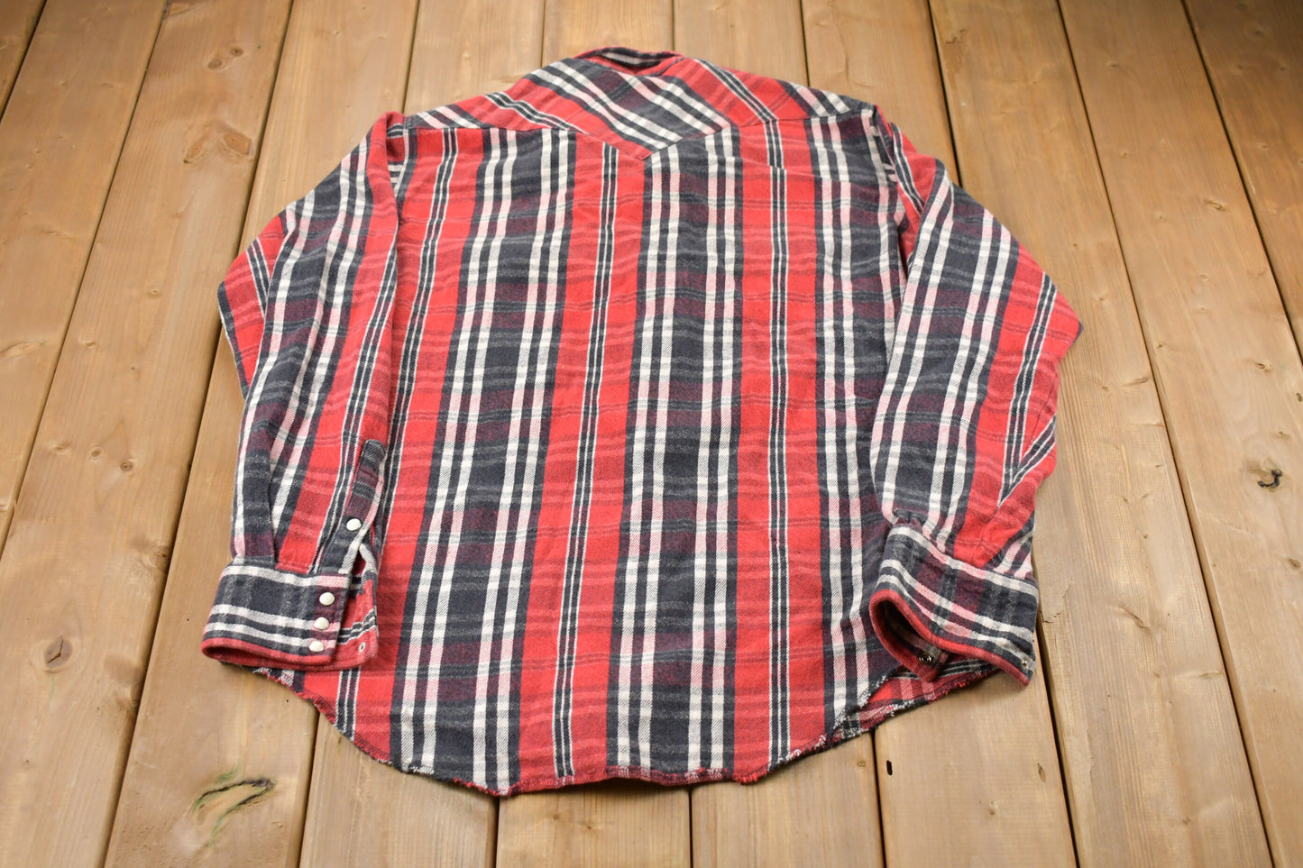 Vintage 1990s Wrangler Plaid Button Up Shirt / 1990's Button Up / Vintage Flannel / Casual Wear / Workwear / Pattern Button Up